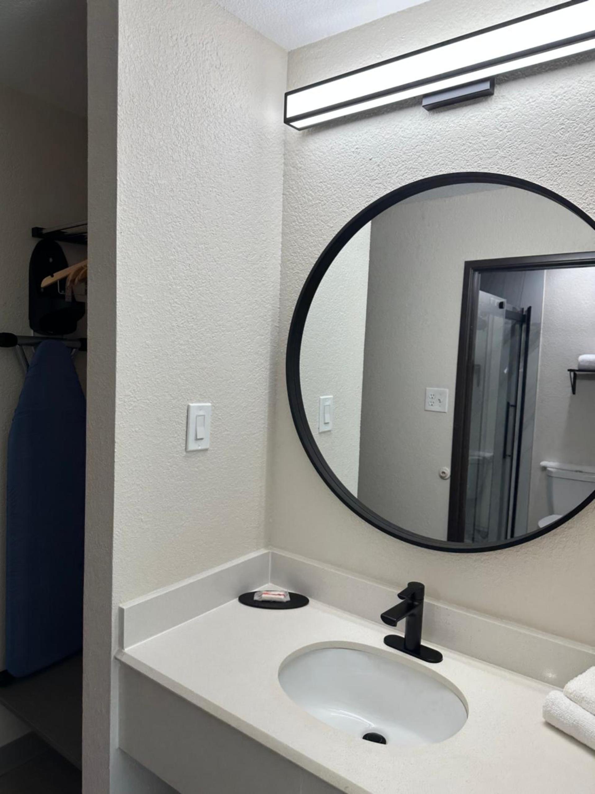 Days Inn by Wyndham Arlington photo 19