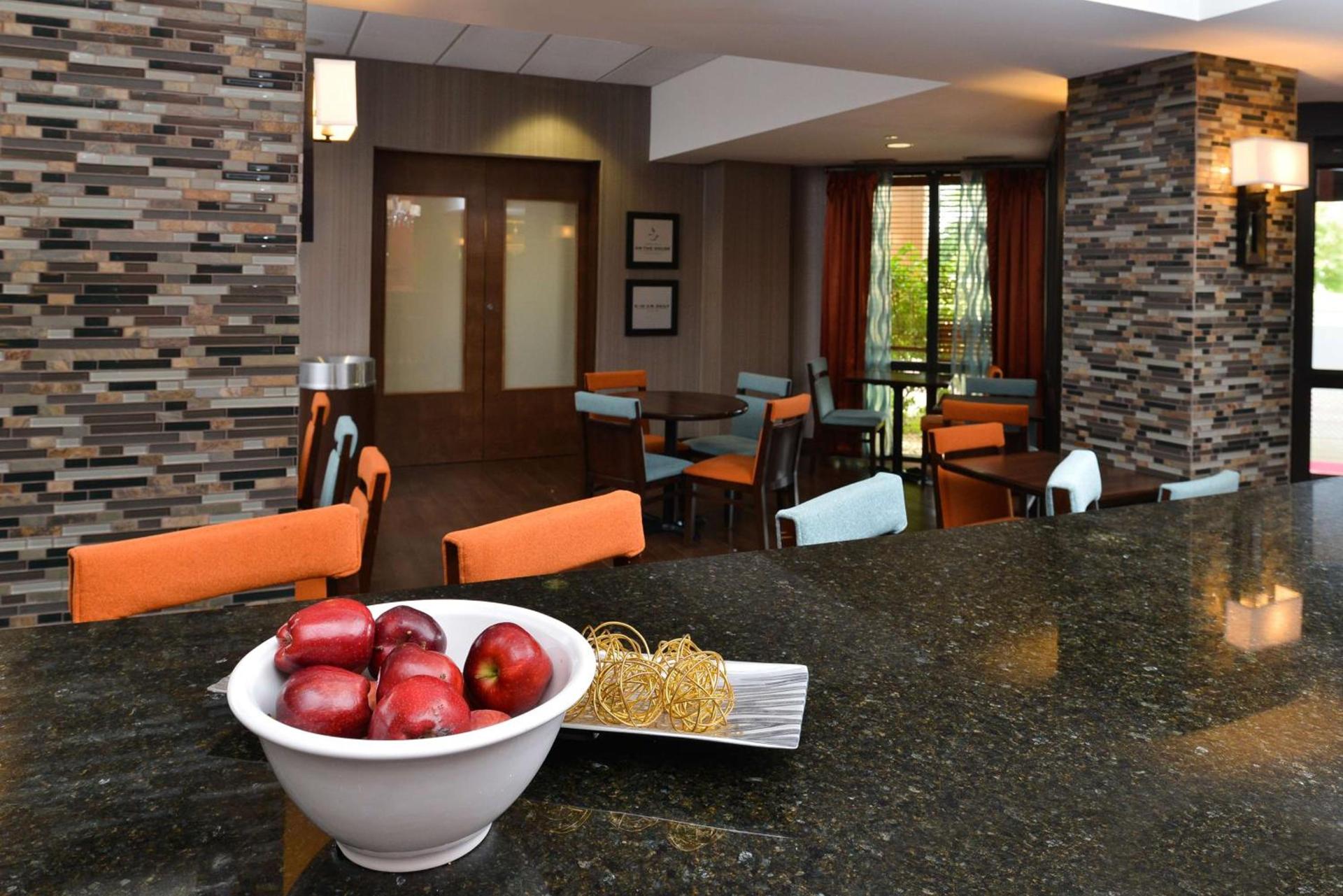 Hampton Inn Chicago-Carol Stream photo 16
