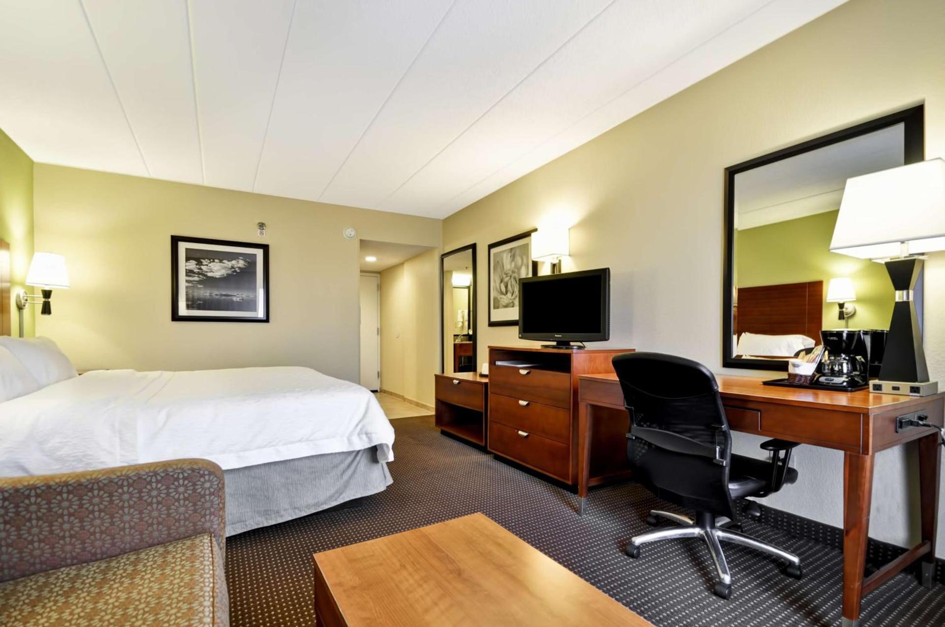 Hampton Inn Chicago-Gurnee photo 29