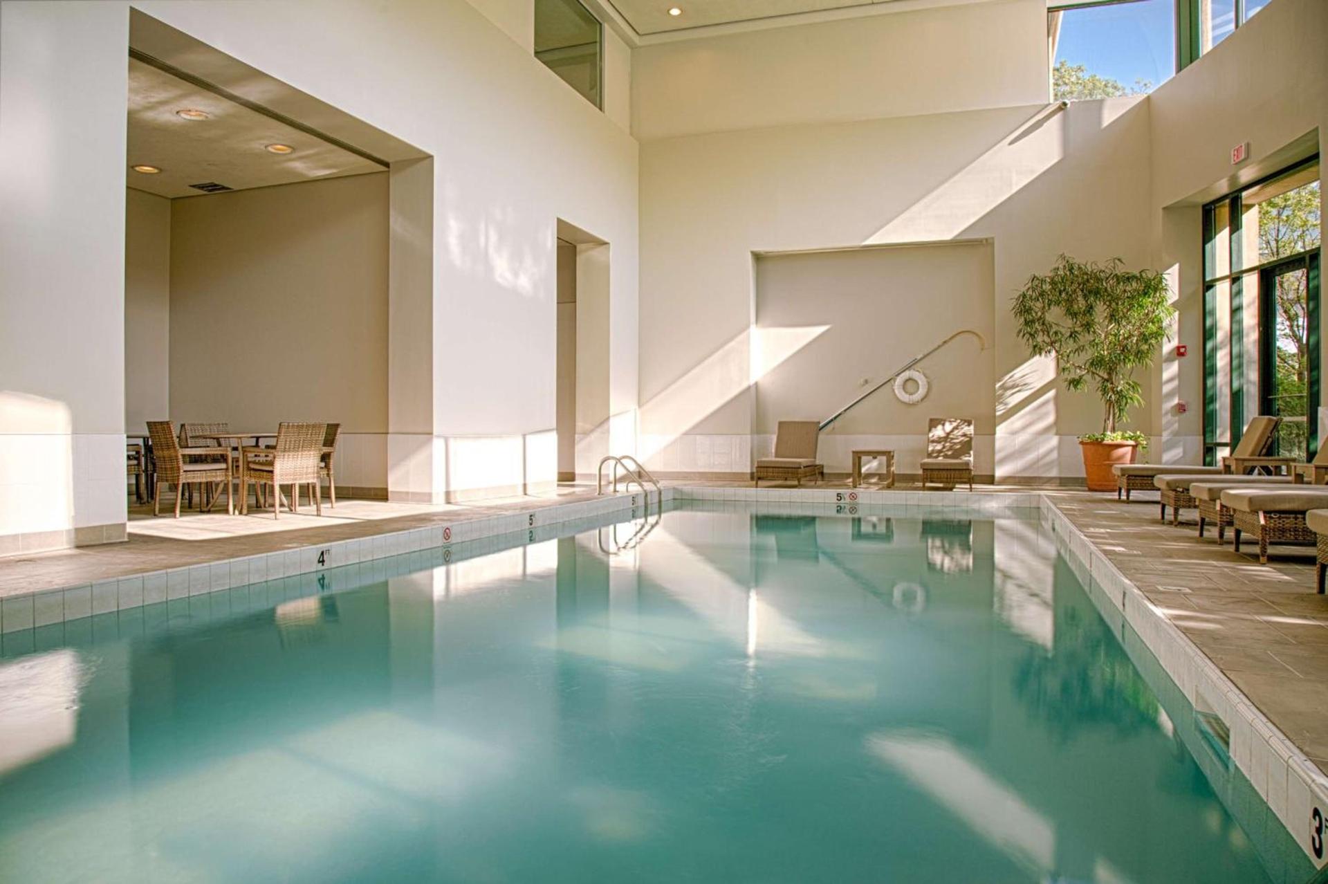 Embassy Suites by Hilton Chicago O'Hare Rosemont photo 11