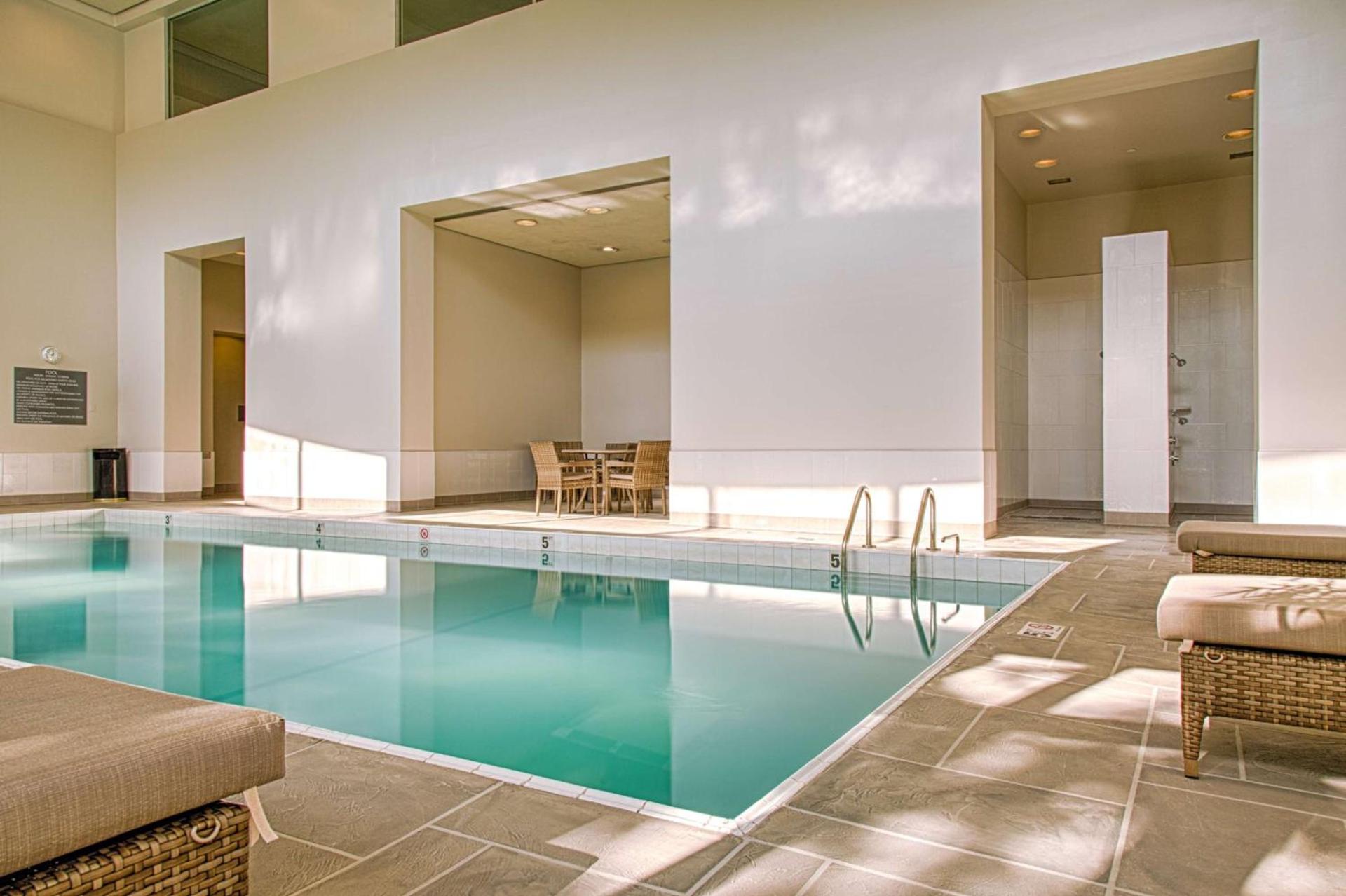 Embassy Suites by Hilton Chicago O'Hare Rosemont photo 12