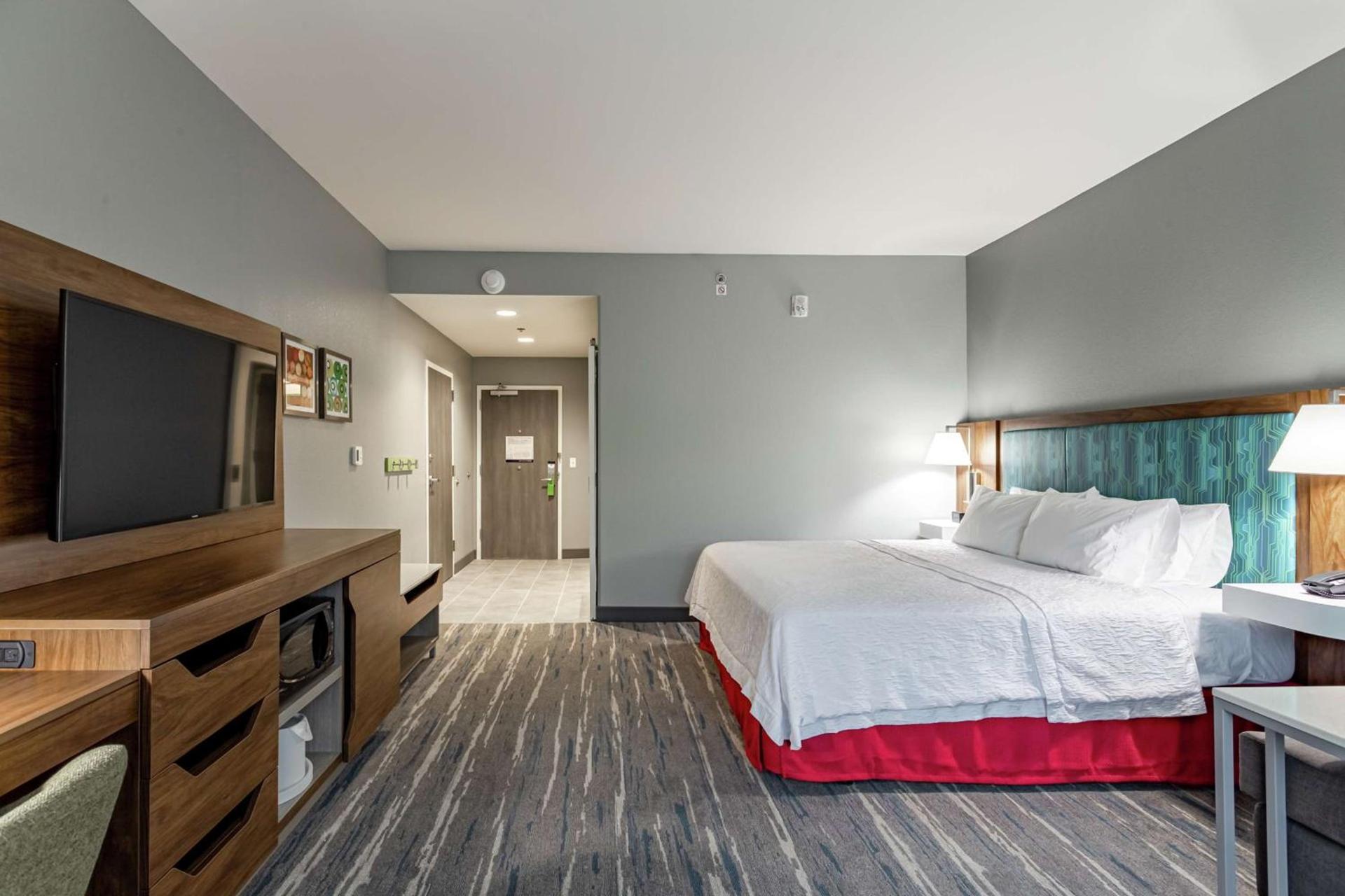 Hampton Inn Madison, OH photo 51