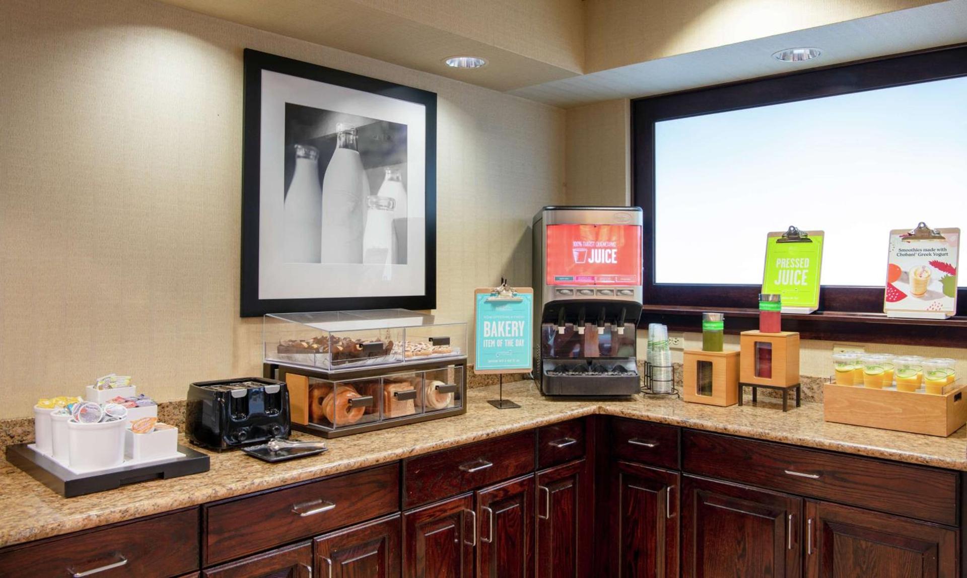Hampton Inn Cleveland-Solon photo 16