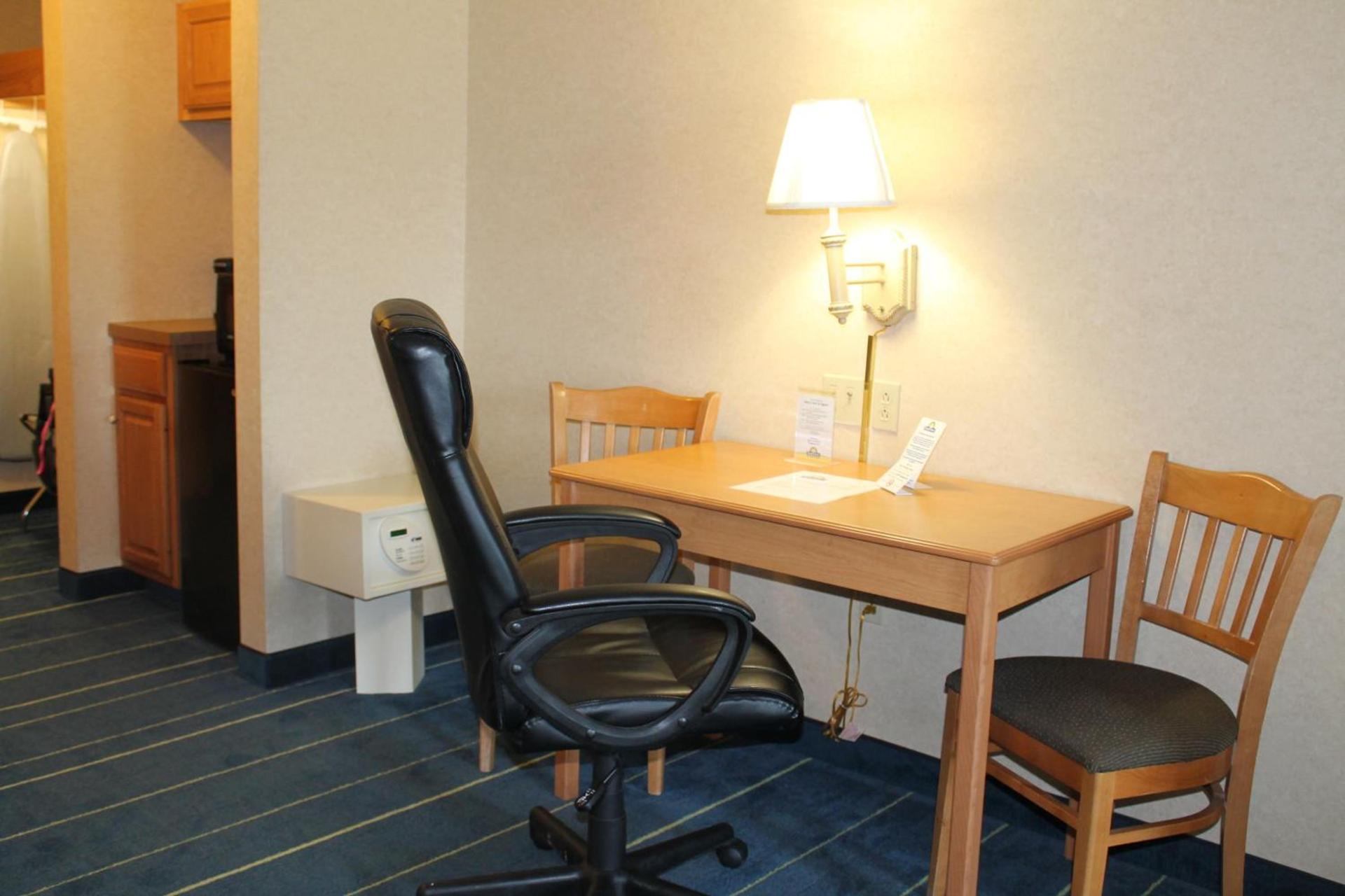 Days Inn & Suites by Wyndham Bridgeport - Clarksburg photo 33