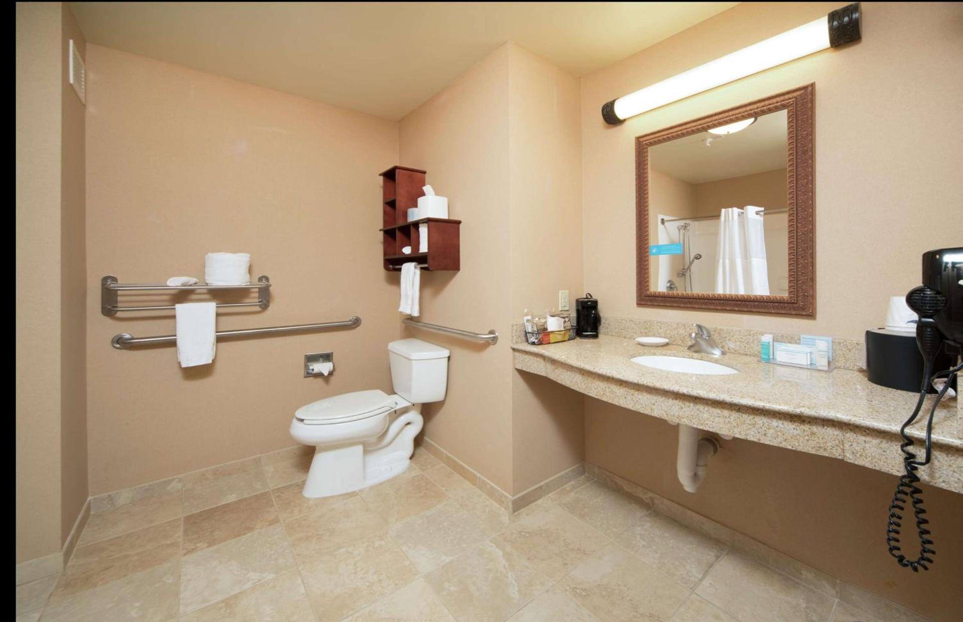 Hampton Inn & Suites Greensburg photo 9