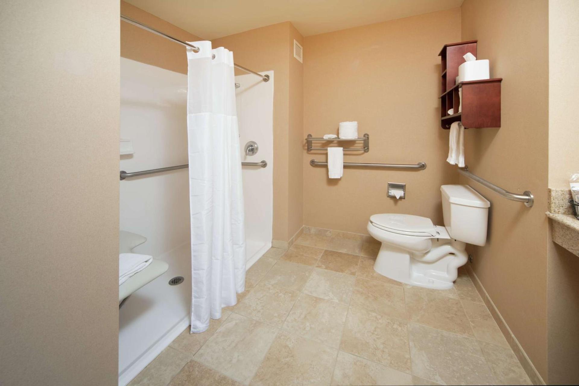 Hampton Inn & Suites Greensburg photo 12