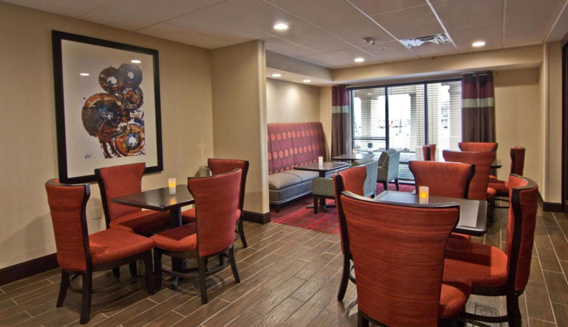 Hampton Inn Columbus-South photo 3