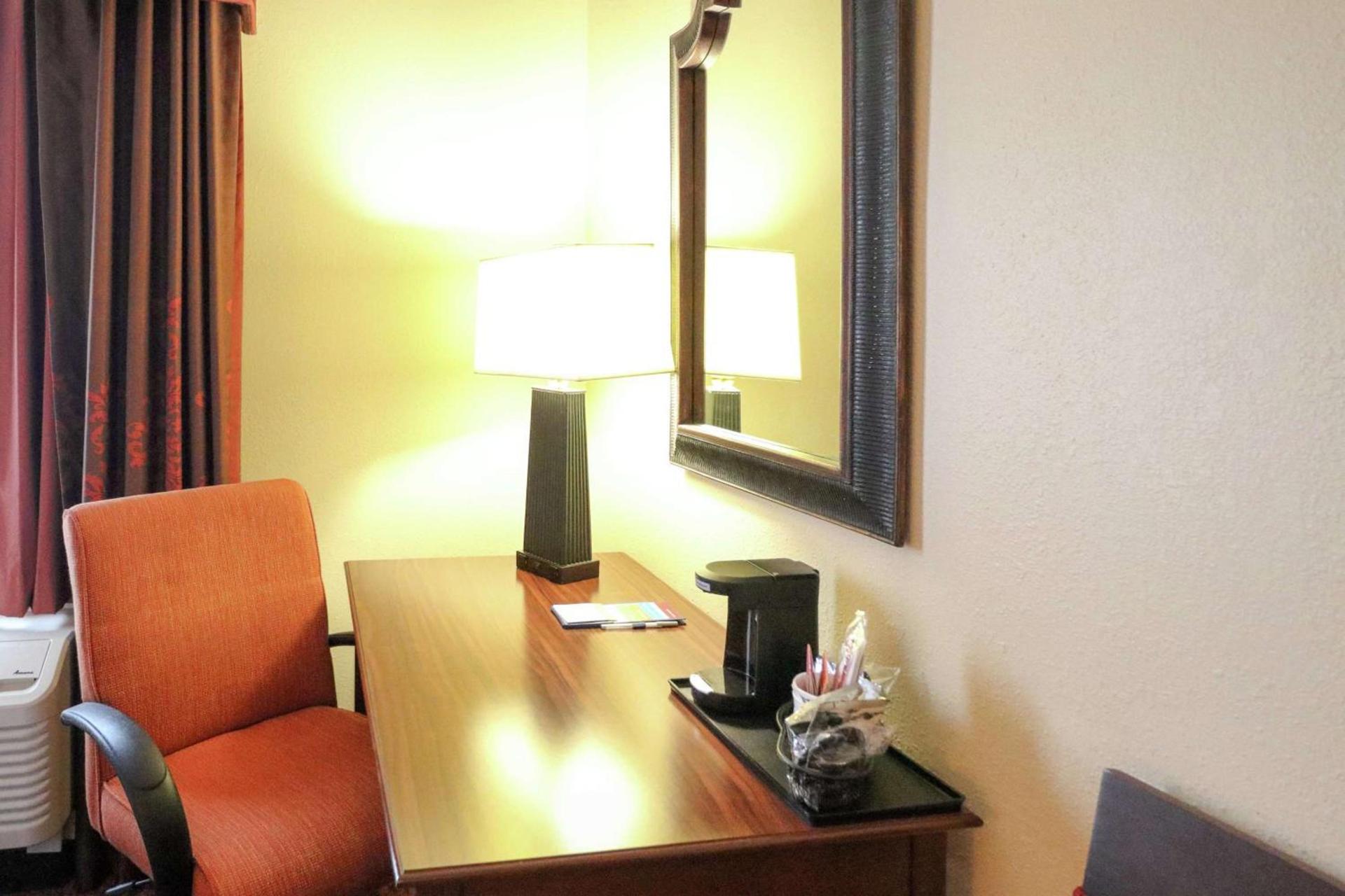 Hampton Inn Columbus-South photo 12