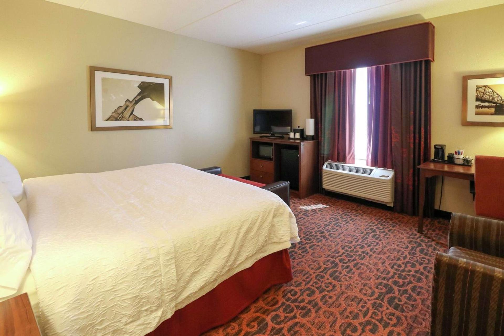 Hampton Inn Columbus-South photo 26