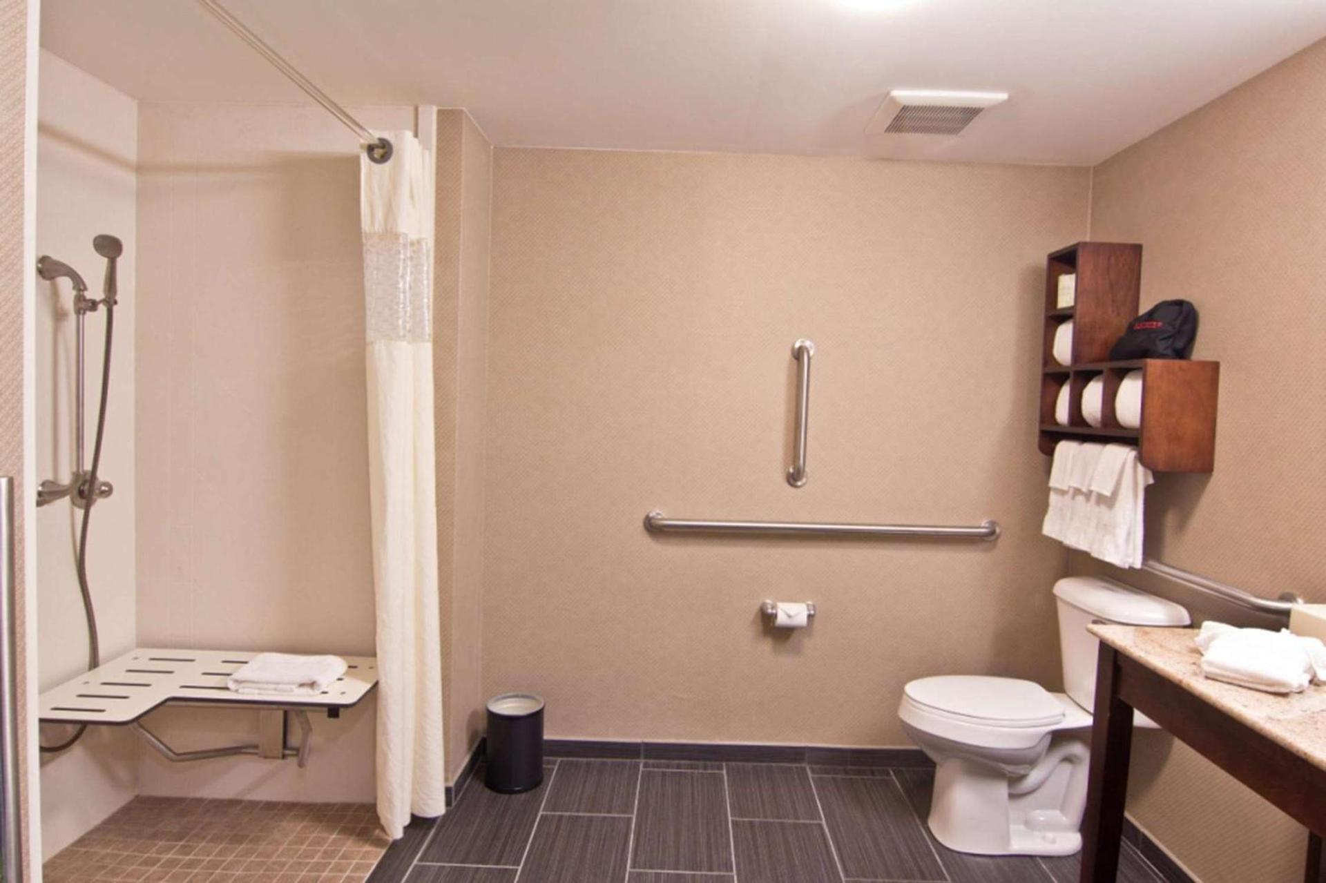 Hampton Inn Columbus-South photo 34