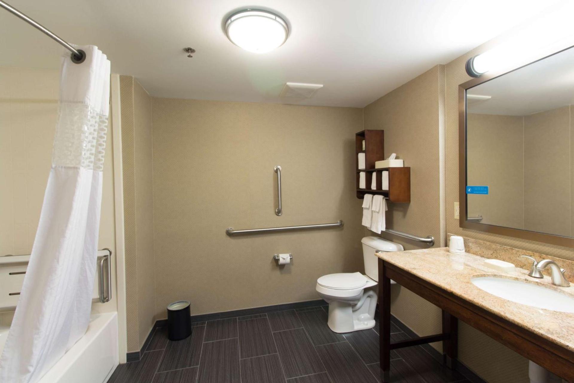 Hampton Inn Columbus-South photo 39