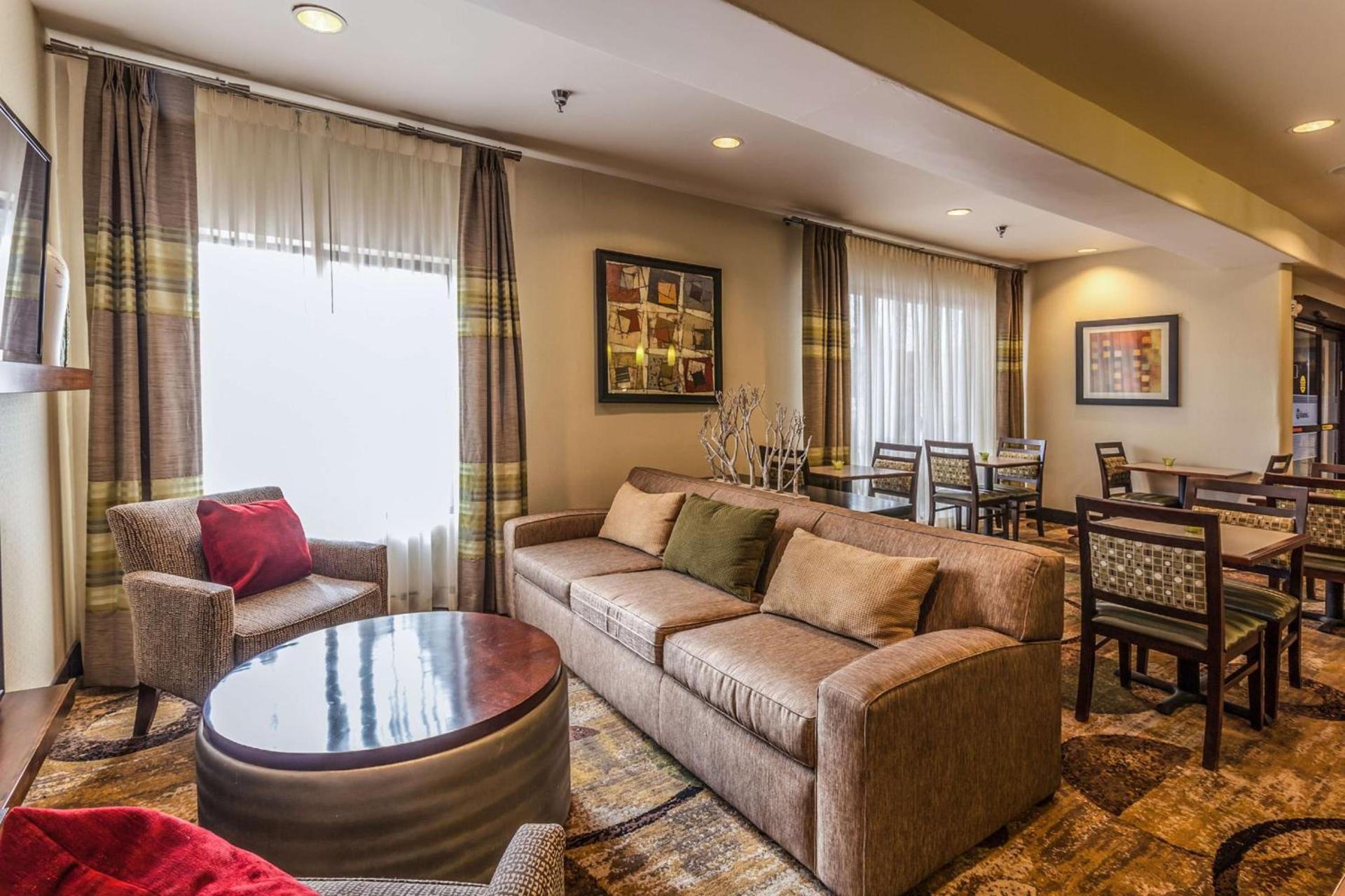 Hampton Inn Colorado Springs-Airport photo 5