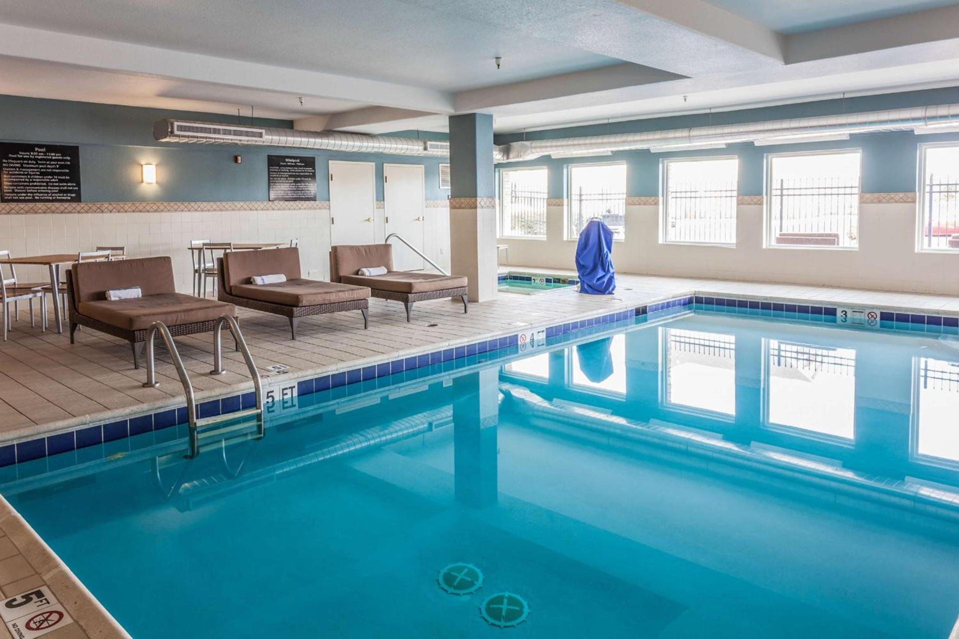 Hampton Inn Colorado Springs-Airport photo 7