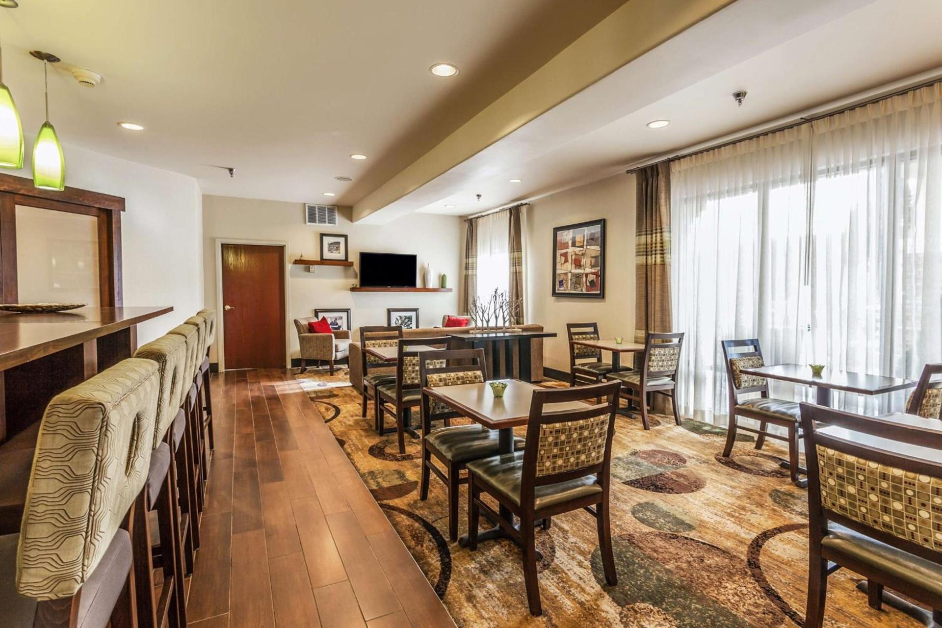 Hampton Inn Colorado Springs-Airport photo 8