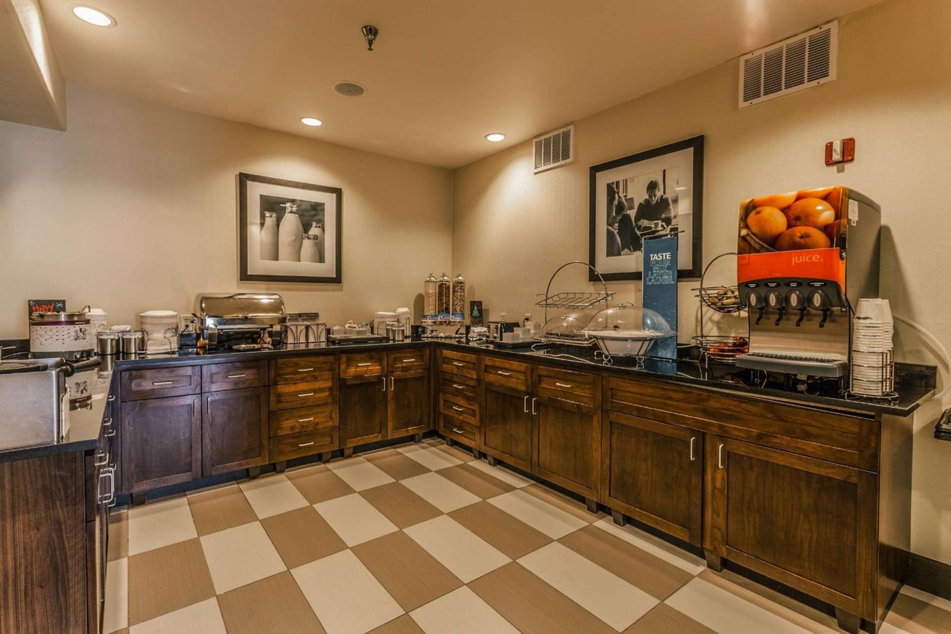 Hampton Inn Colorado Springs-Airport photo 11