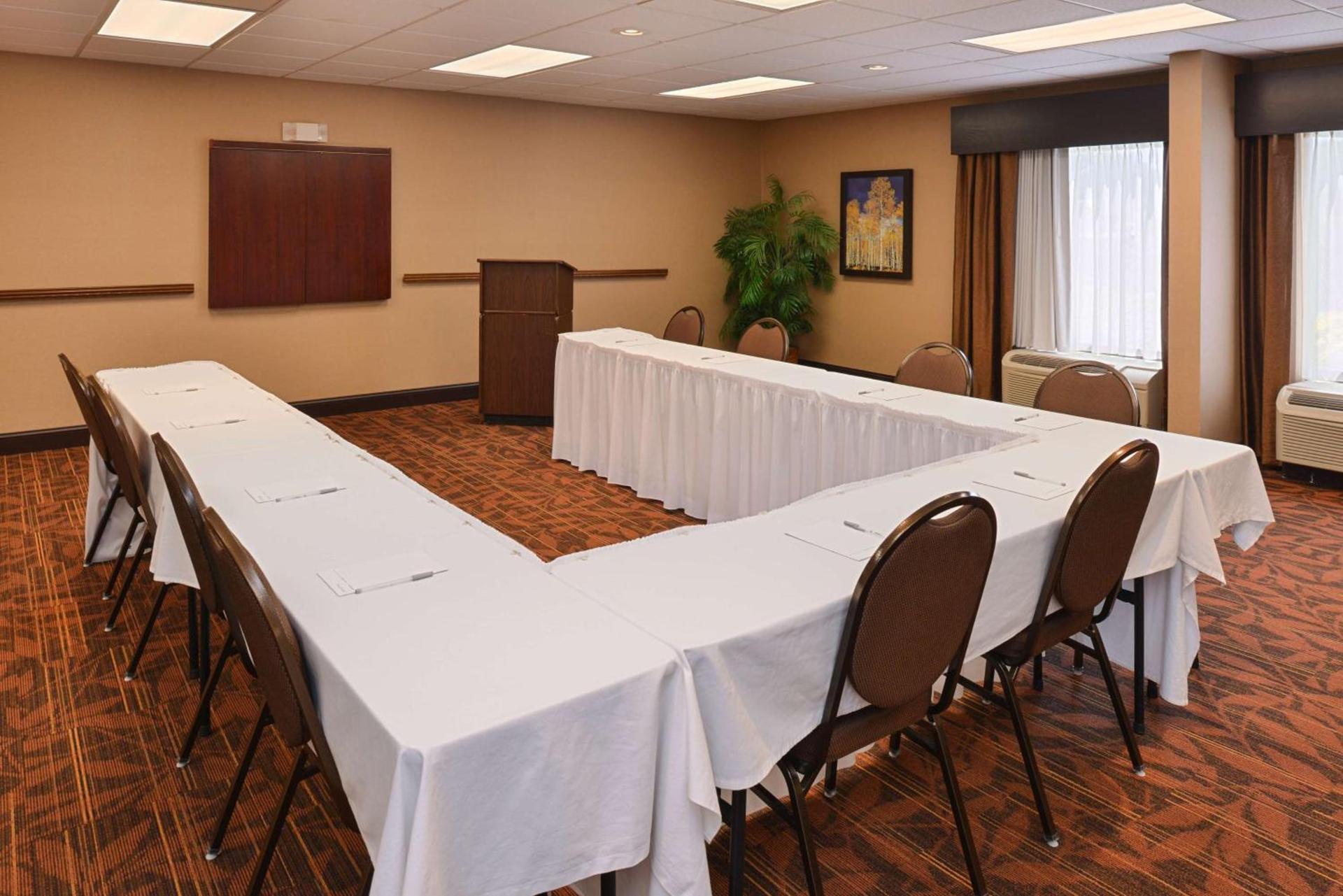 Hampton Inn Carbondale photo 35
