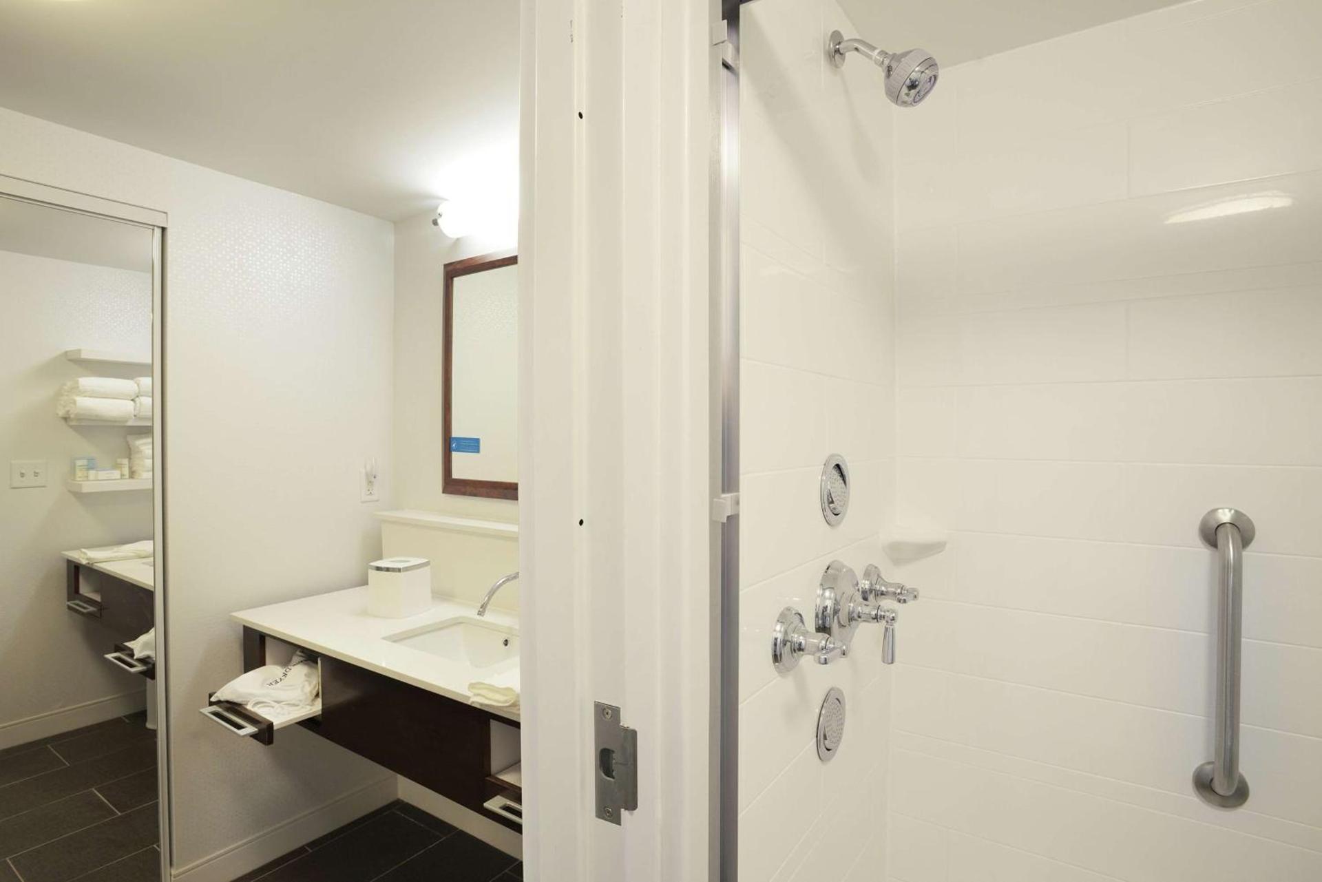 Hampton Inn & Suites - Cincinnati/Kenwood, OH photo 14