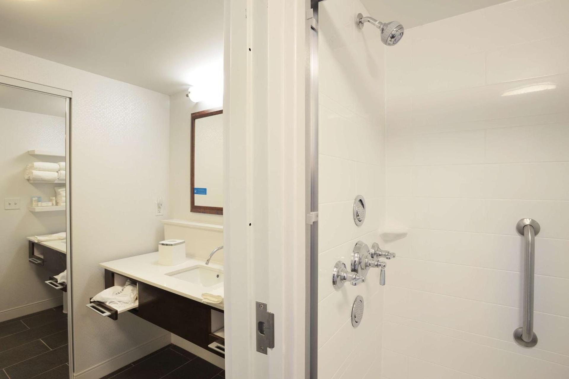 Hampton Inn & Suites - Cincinnati/Kenwood, OH photo 24