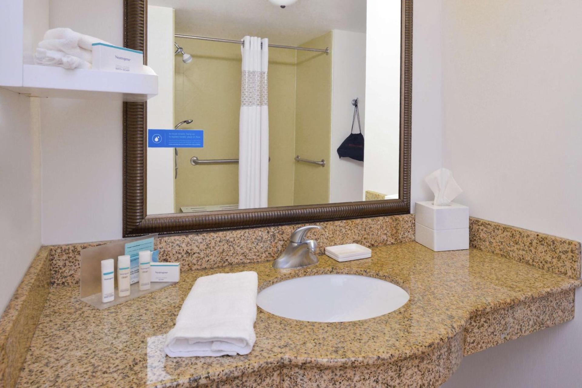 Hampton Inn & Suites Wilmington photo 57