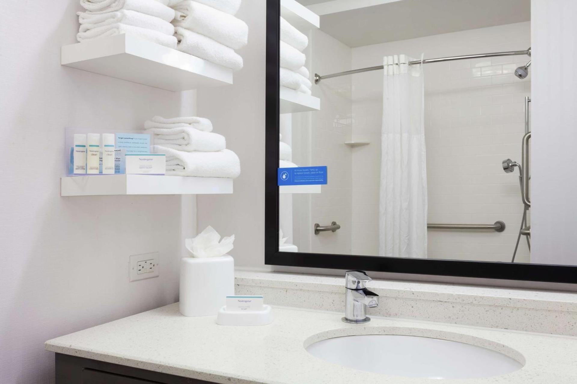 Hampton Inn & Suites - DeLand photo 33
