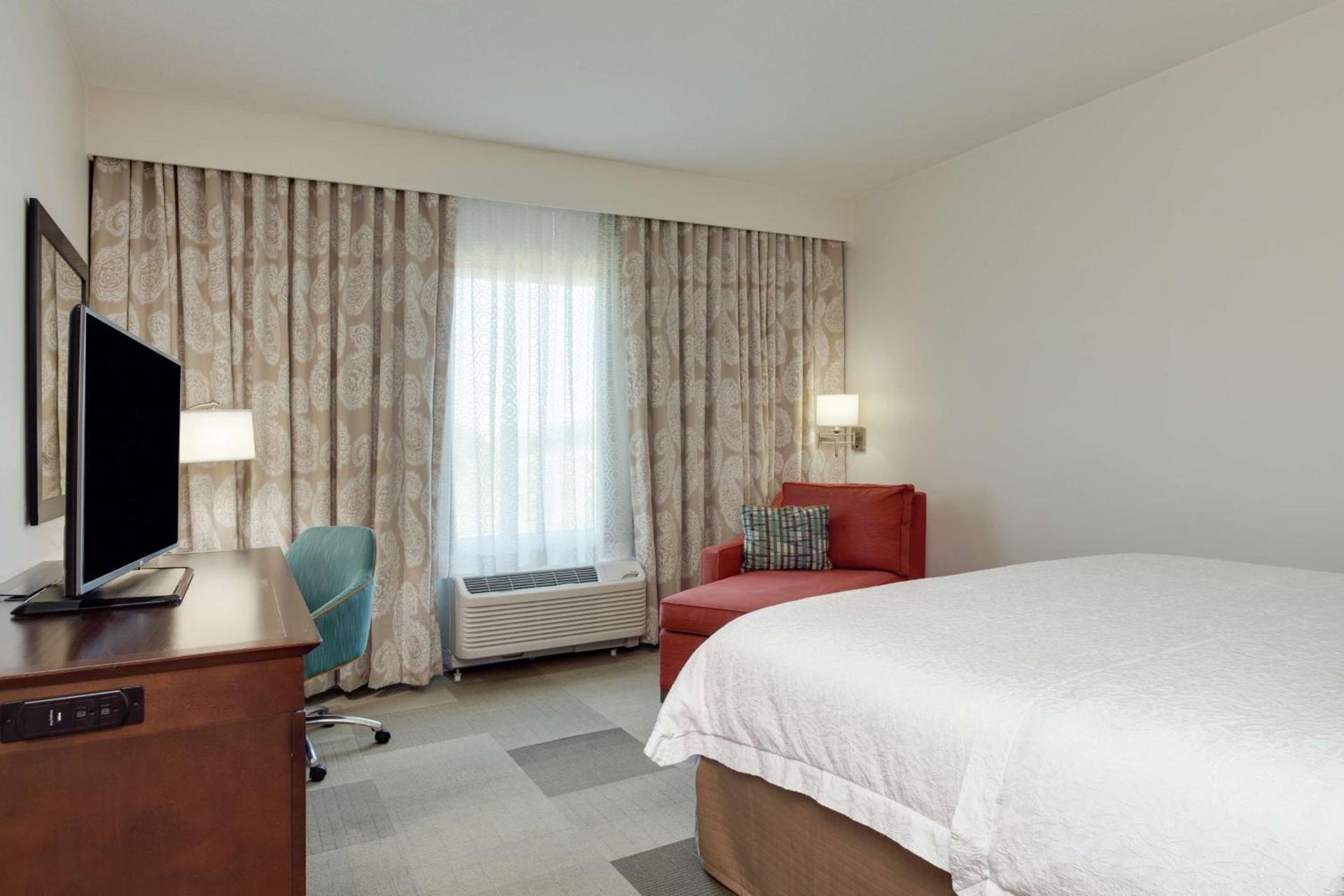 Hampton Inn & Suites - DeLand photo 37