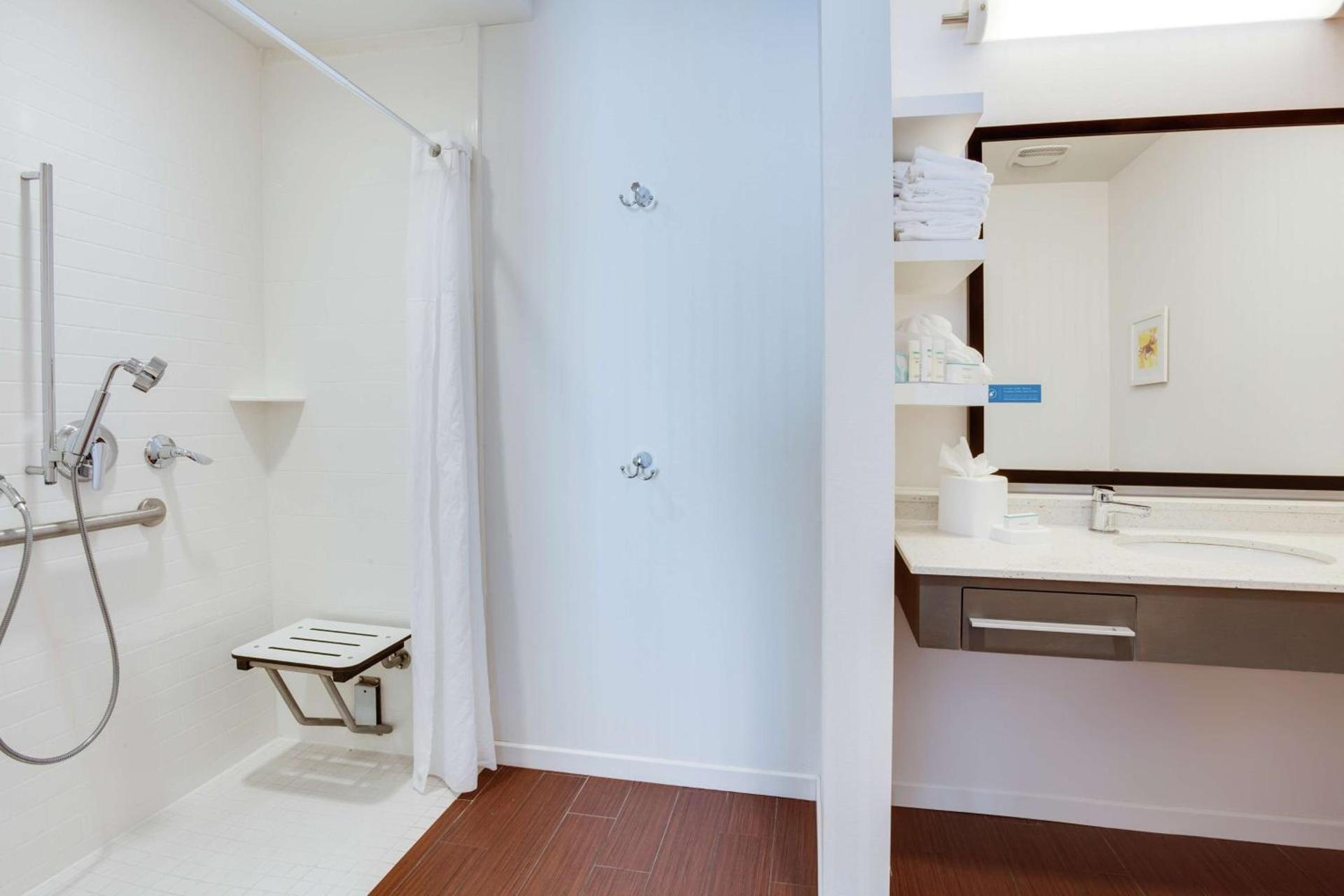Hampton Inn & Suites - DeLand photo 40