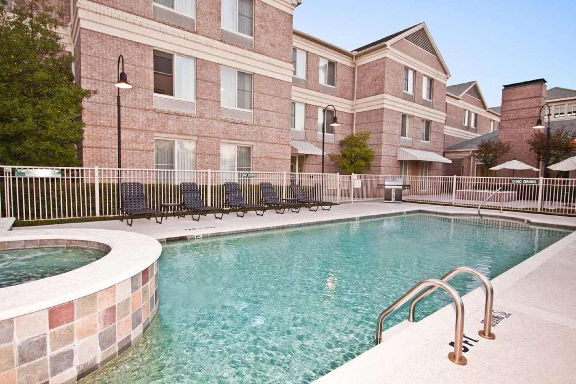 Hilton Garden Inn Addison photo 3