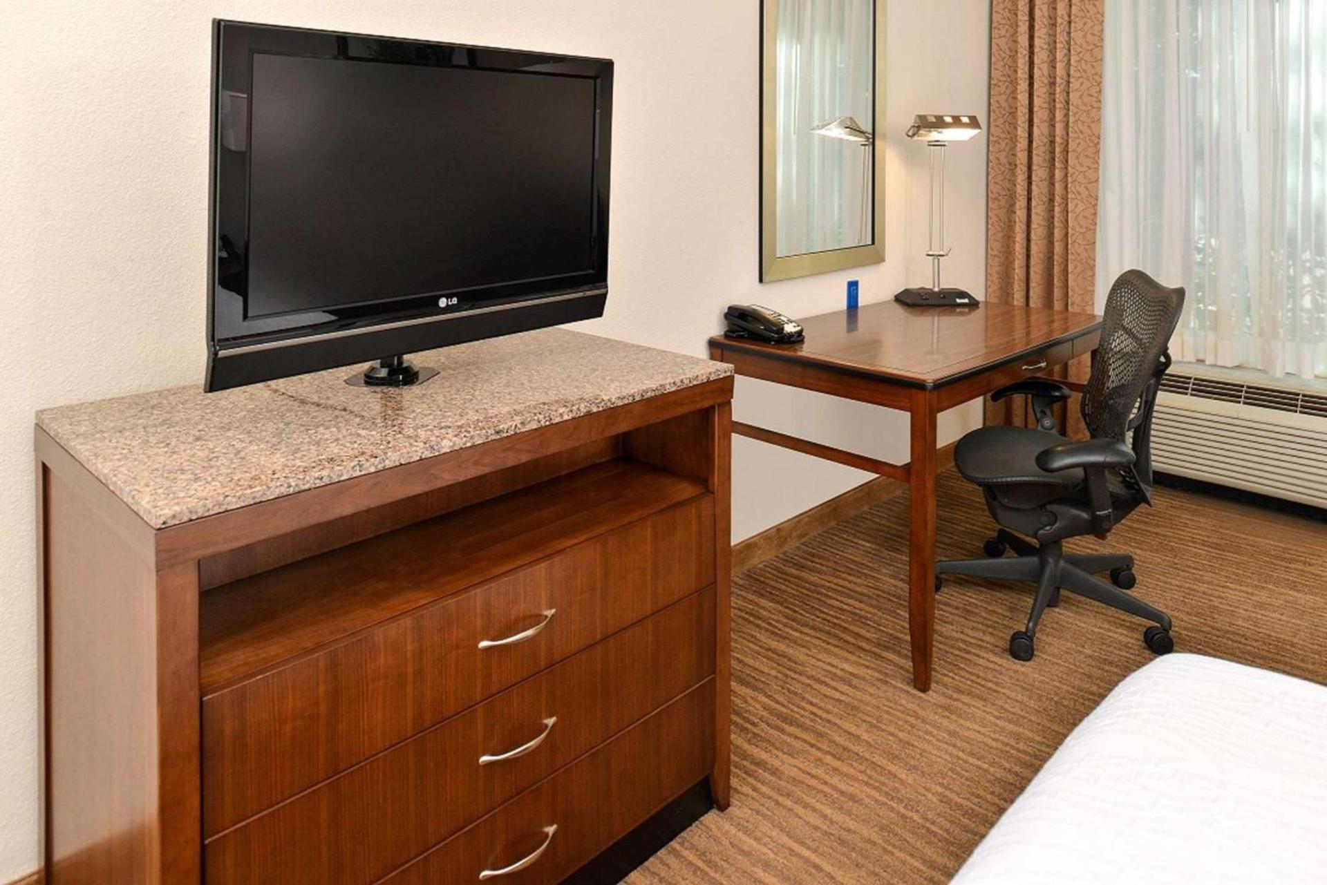 Hilton Garden Inn Addison photo 39