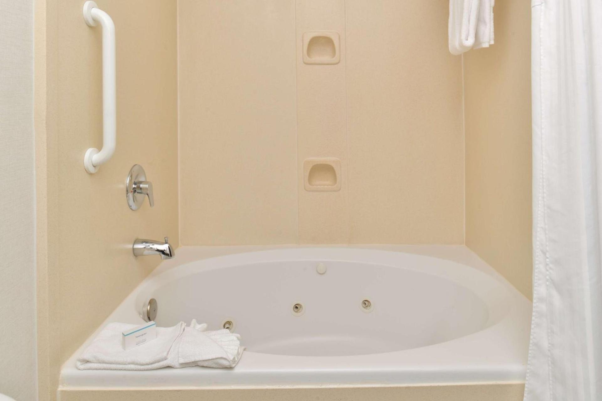 Hilton Garden Inn Addison photo 16