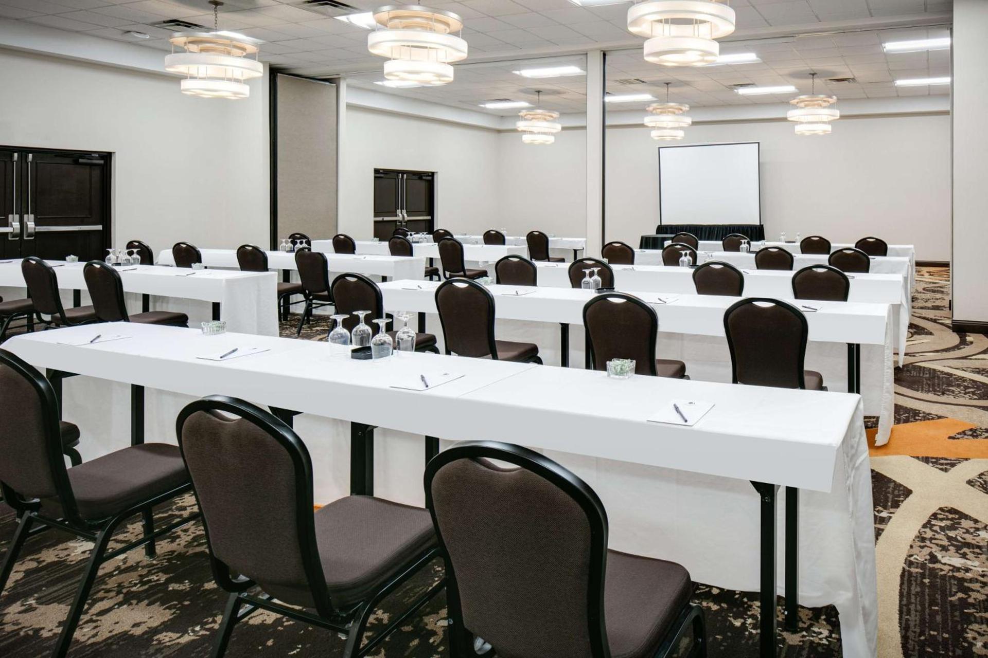 DoubleTree by Hilton Dallas Market Center photo 32