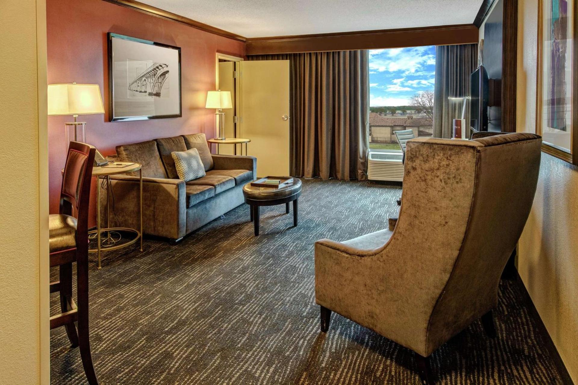 DoubleTree by Hilton Decatur Riverfront photo 31
