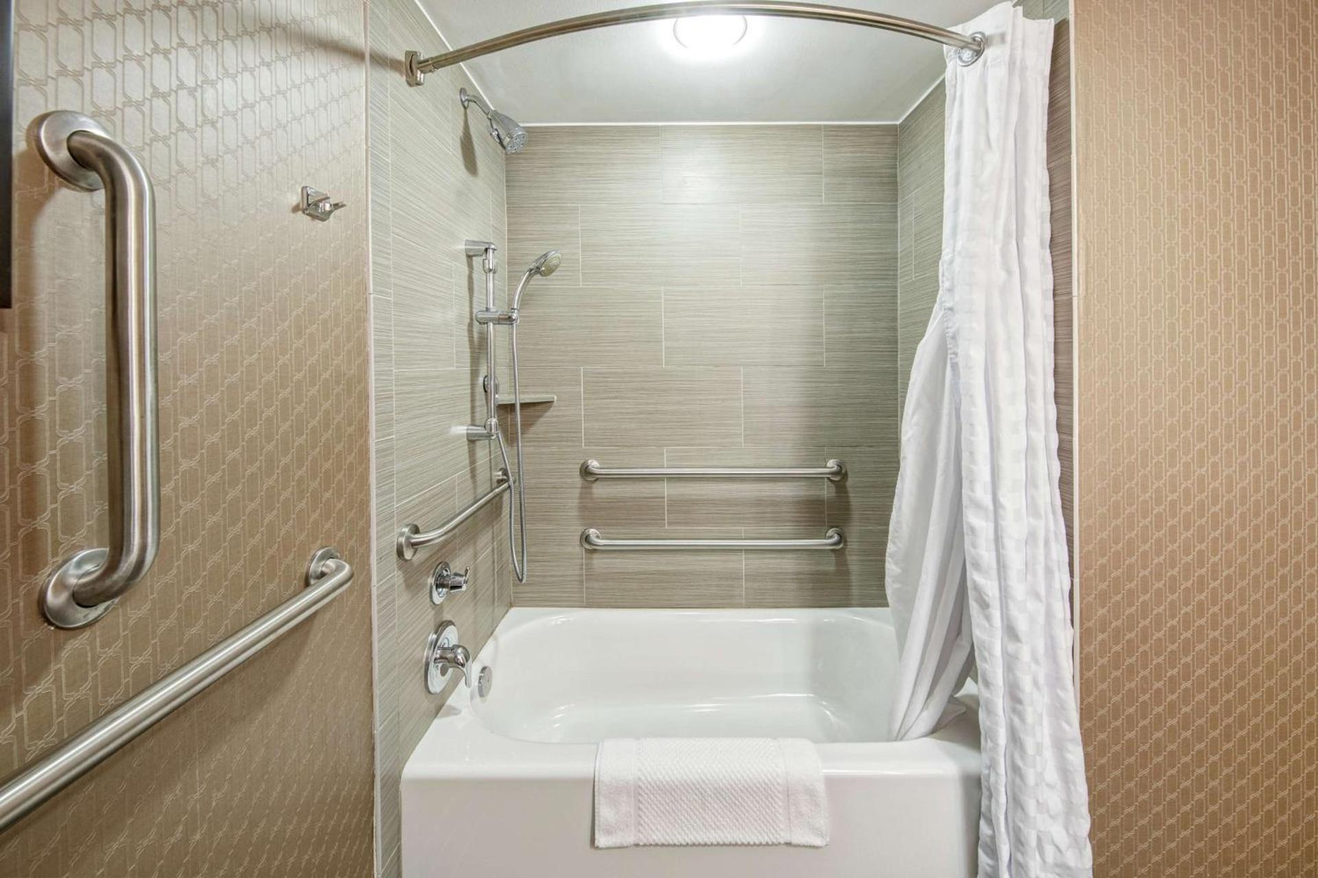 DoubleTree by Hilton Decatur Riverfront photo 6