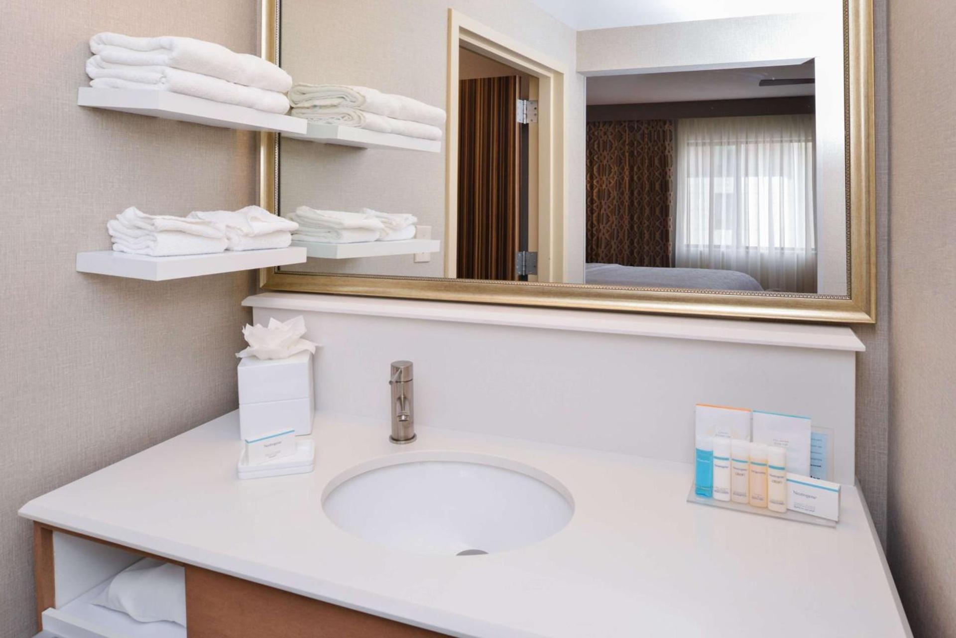 Hampton Inn & Suites Denver-Speer Boulevard photo 34