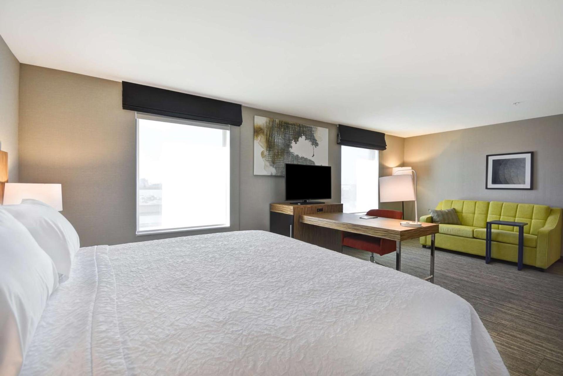 Hampton Inn & Suites Detroit/Warren photo 17
