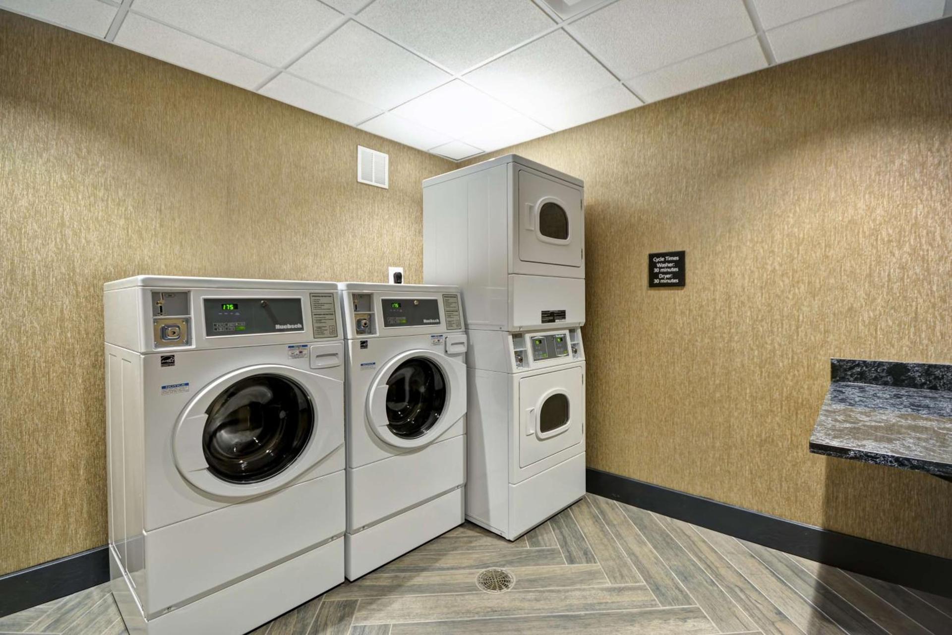 Hampton Inn & Suites Detroit/Warren photo 32