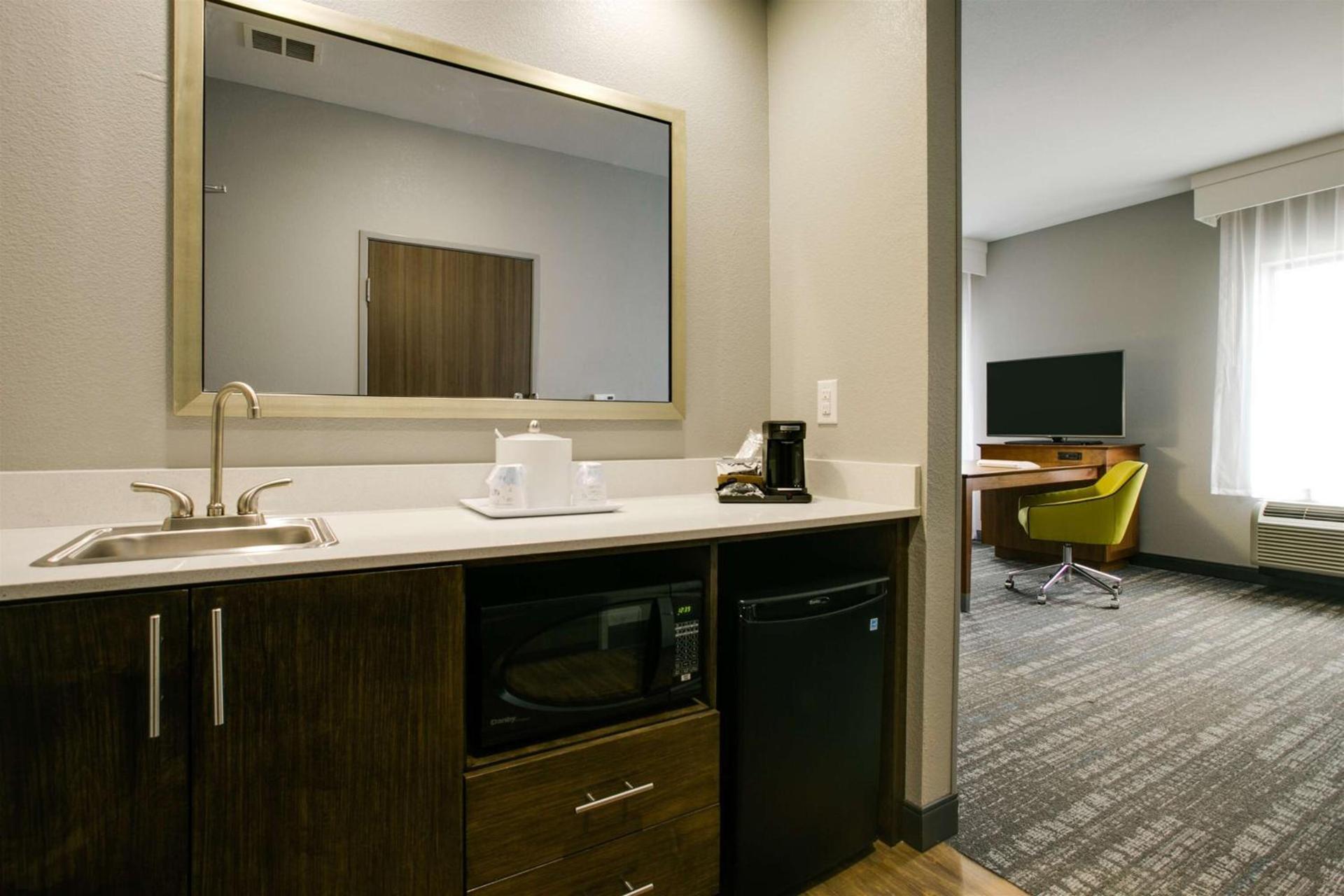 Hampton Inn & Suites Dallas/Ft. Worth Airport South photo 42