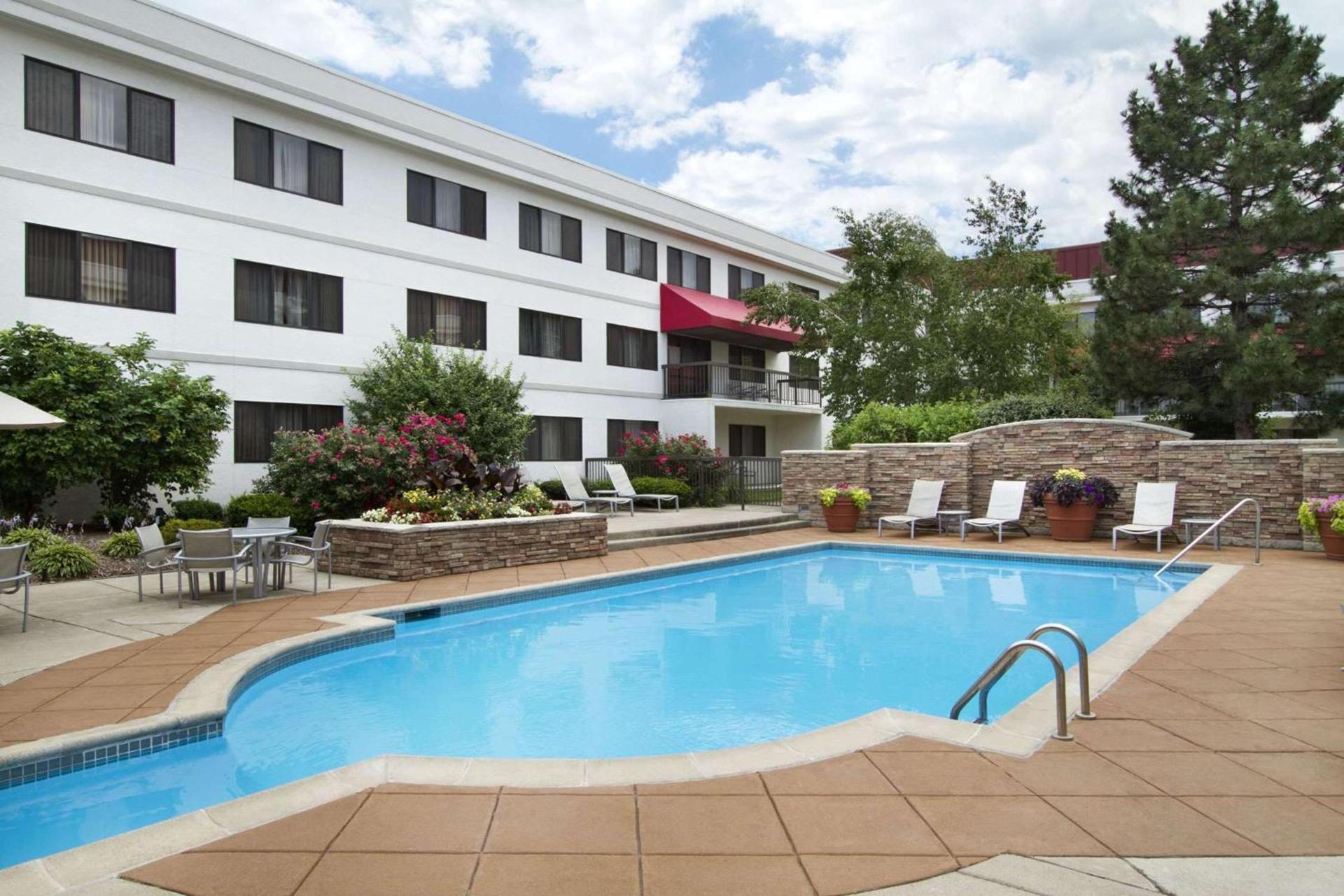 Embassy Suites by Hilton Detroit Metro Airport photo 6