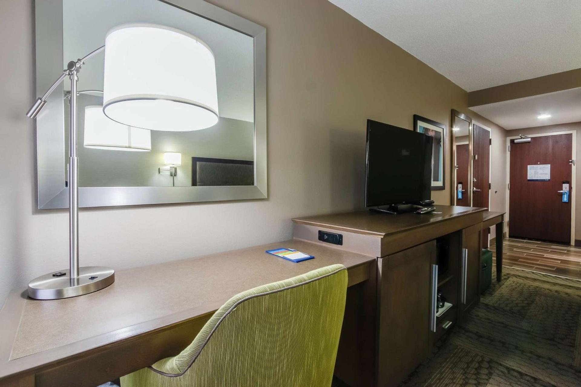 Hampton Inn Dickson photo 8