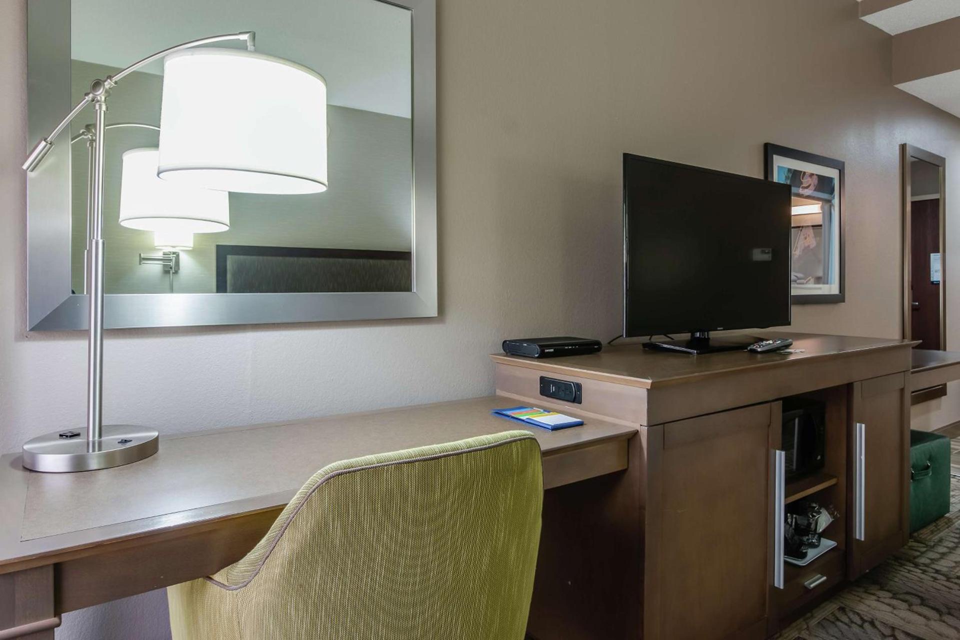 Hampton Inn Dickson photo 16