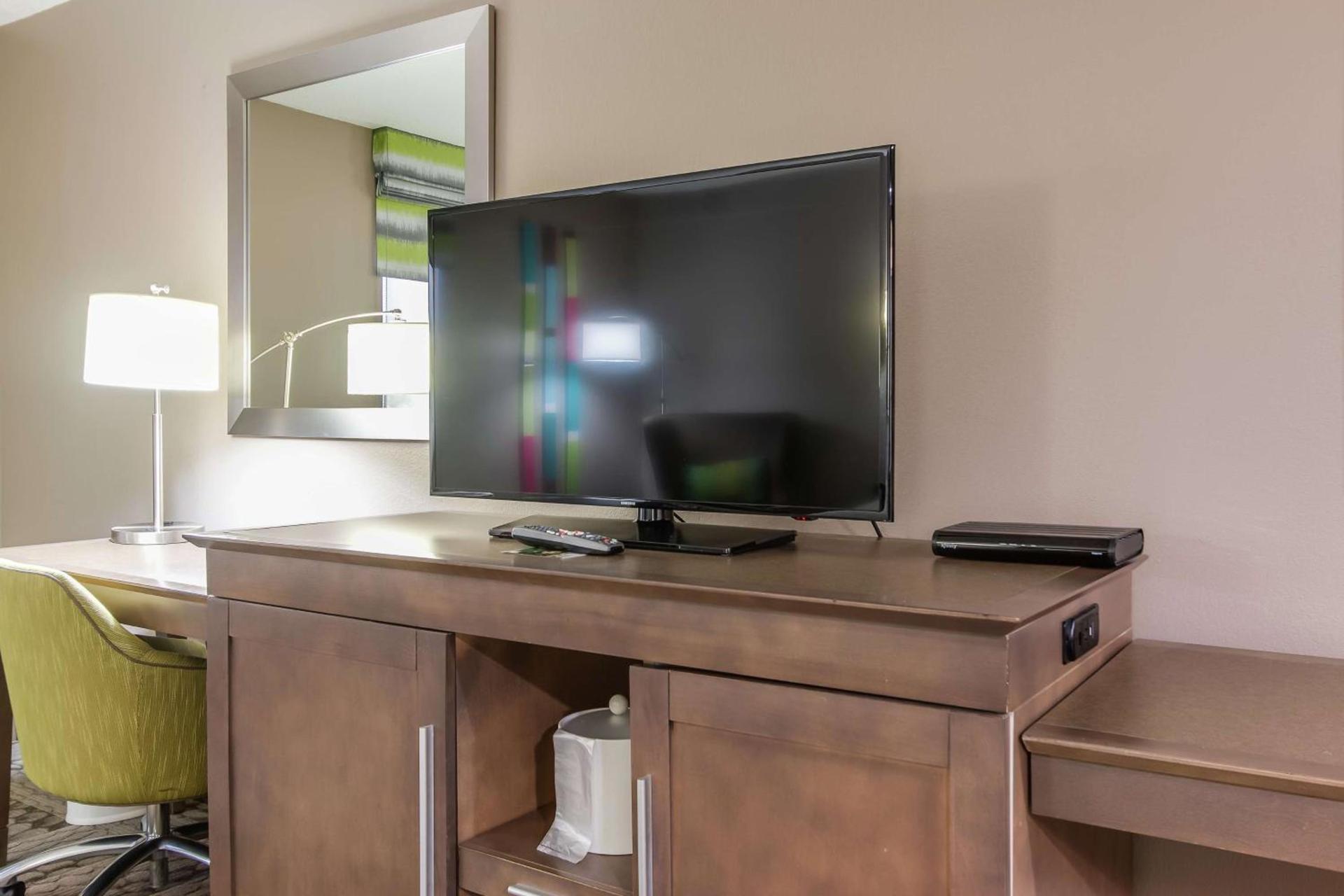 Hampton Inn Dickson photo 20