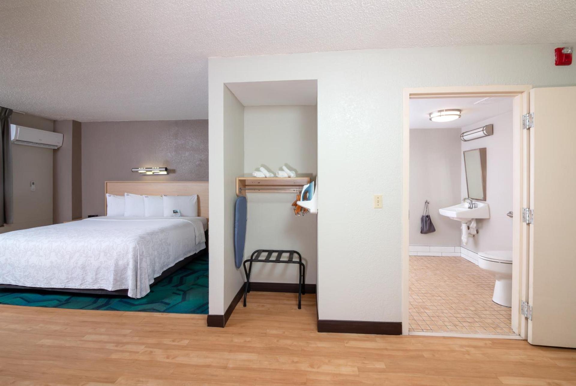 Red Roof Inn PLUS Miami Airport photo 35