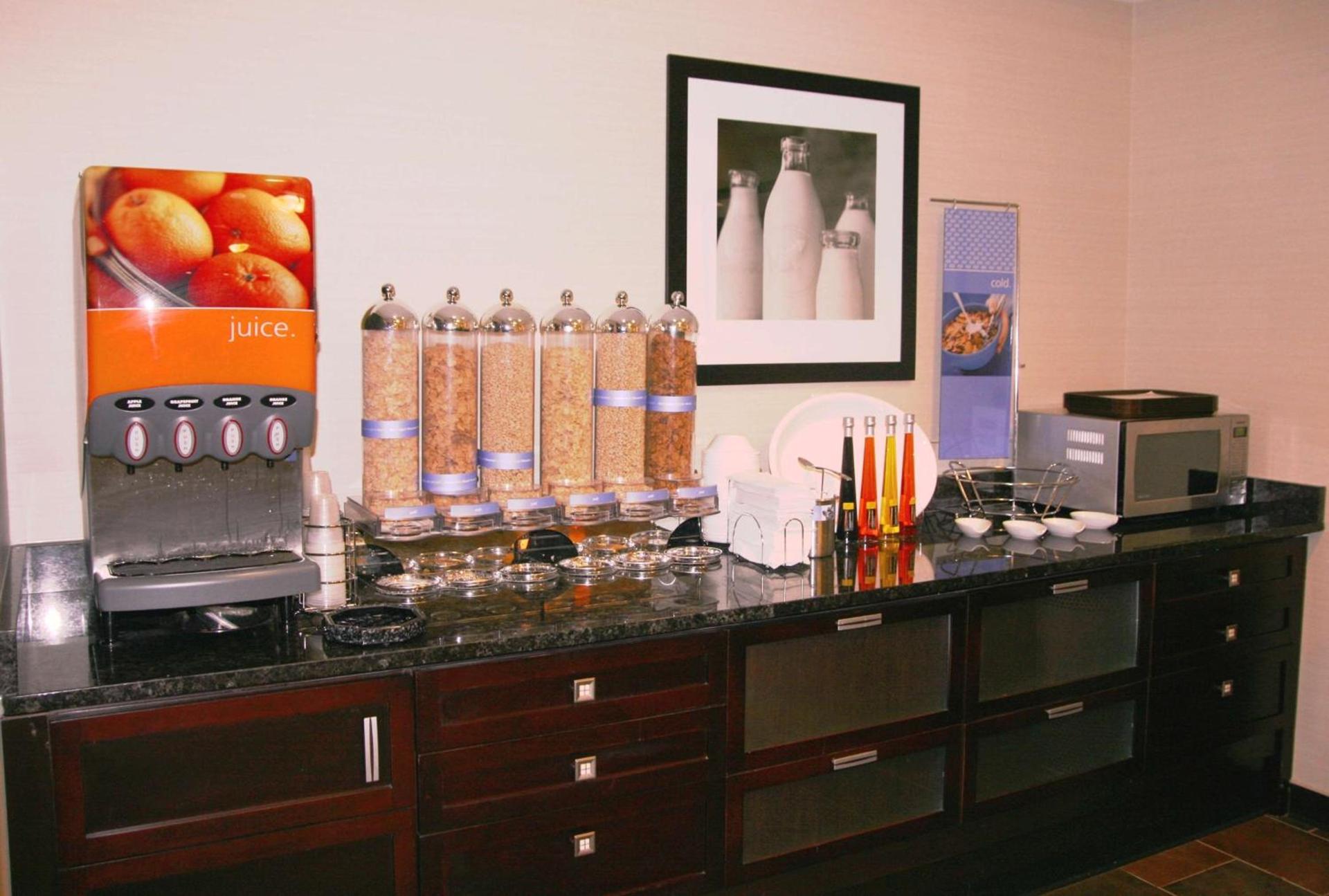 Hampton Inn & Suites Detroit-Canton photo 39