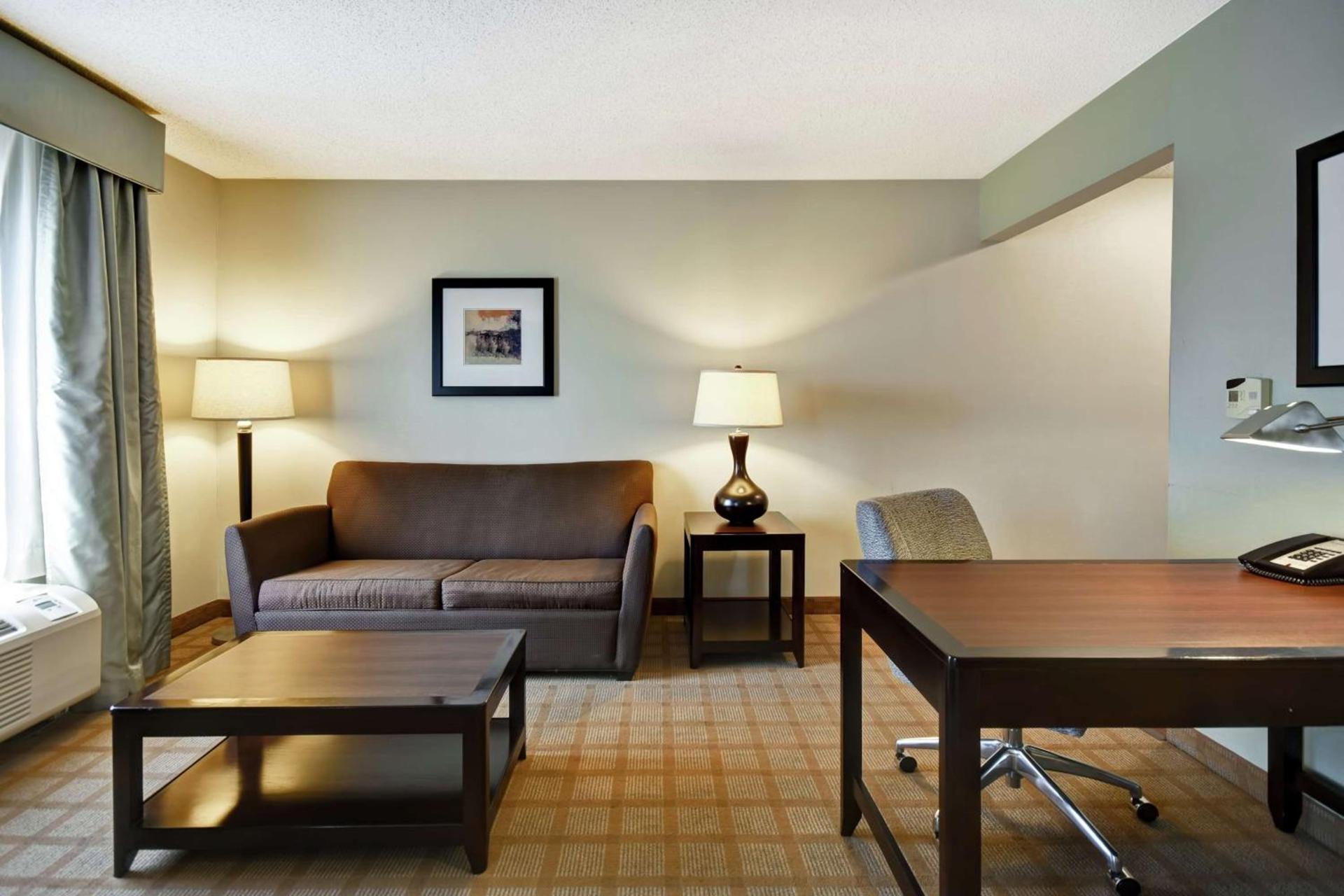 Hampton Inn & Suites Detroit-Canton photo 44