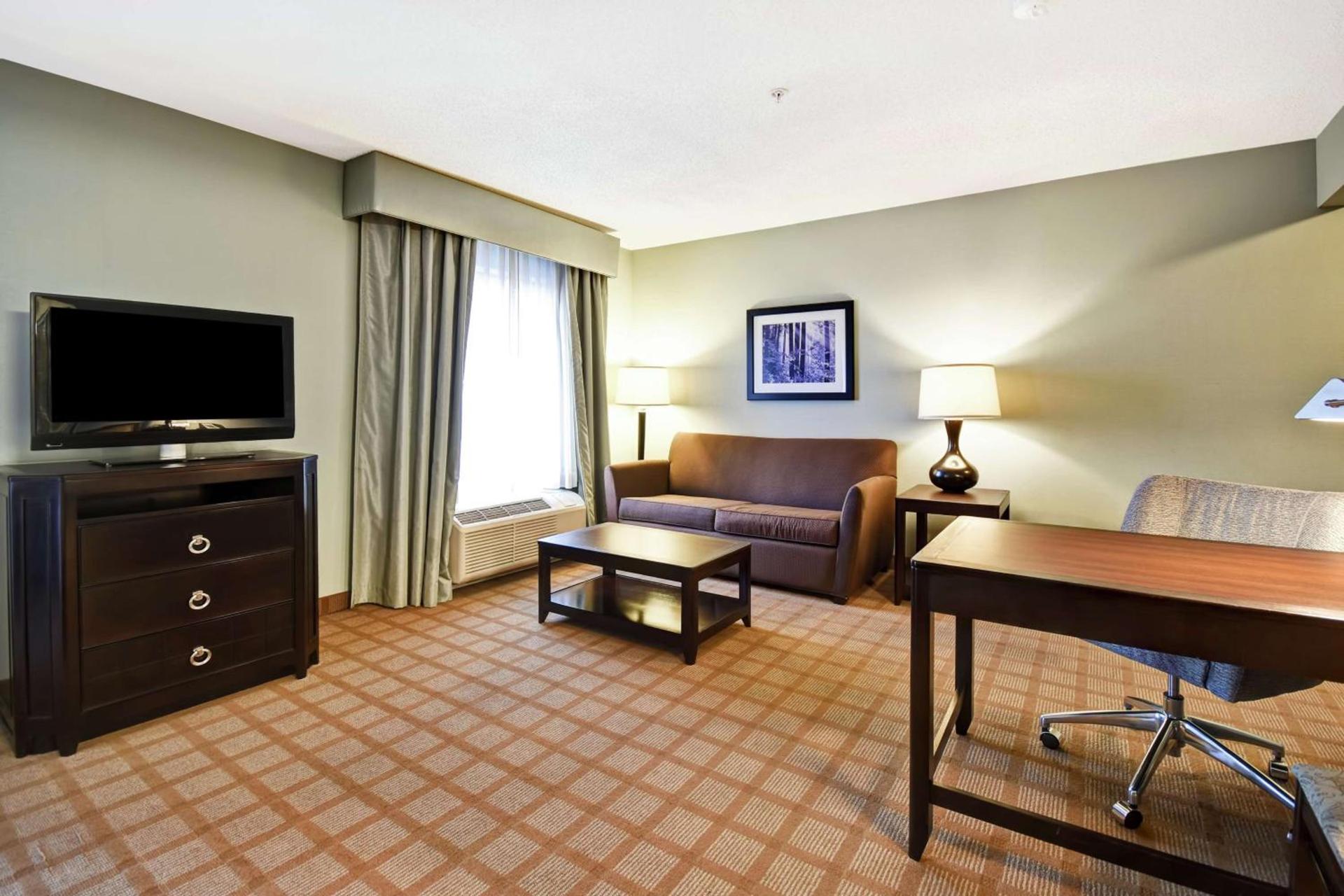 Hampton Inn & Suites Detroit-Canton photo 53