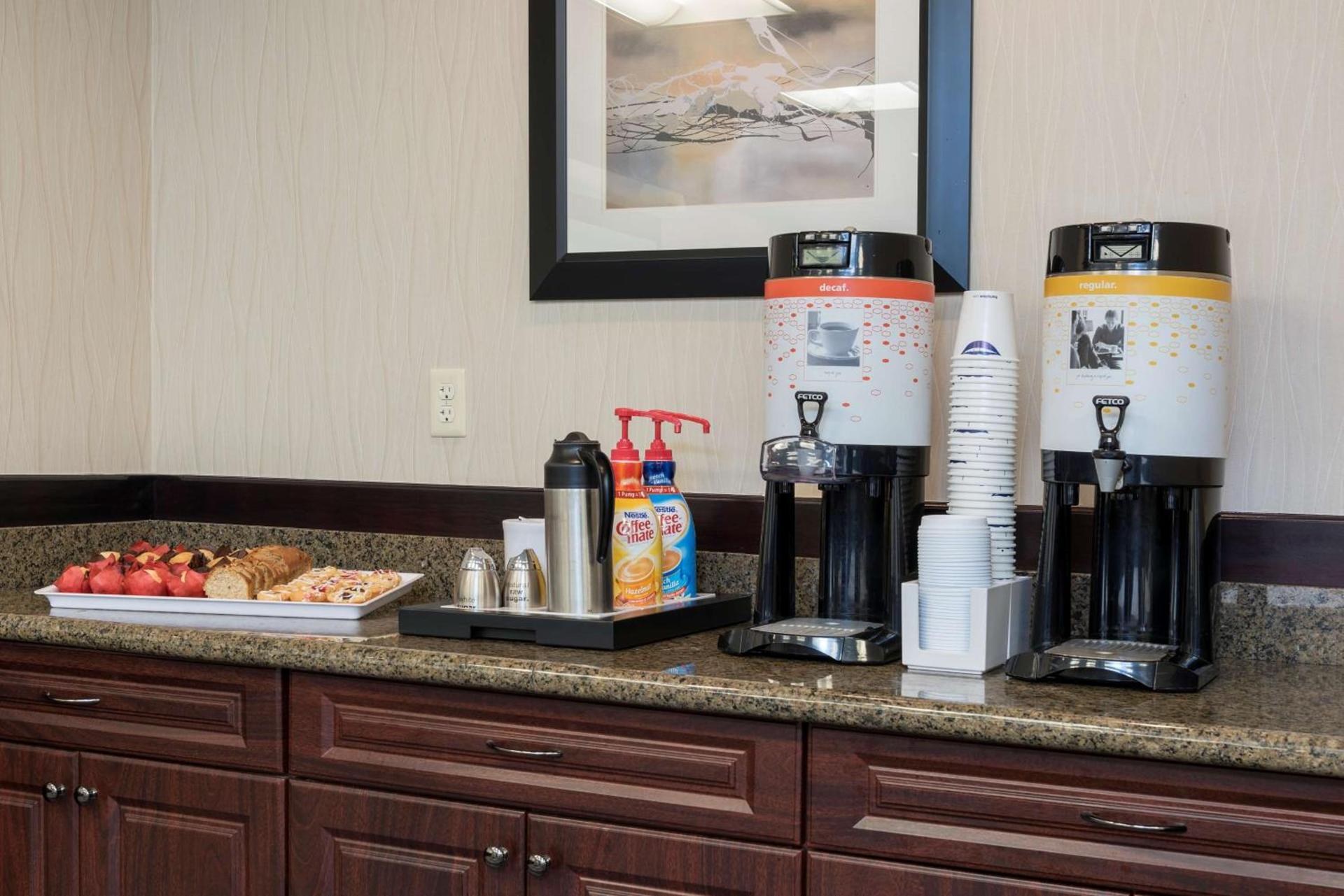 Hampton Inn Detroit Roseville photo 5