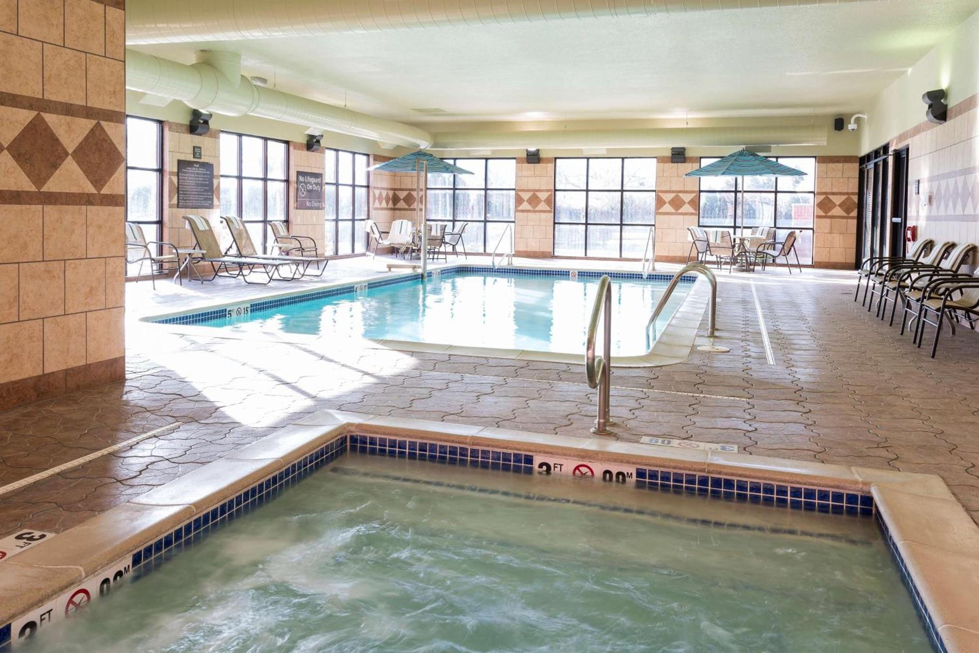 Hampton Inn Detroit Roseville photo 7