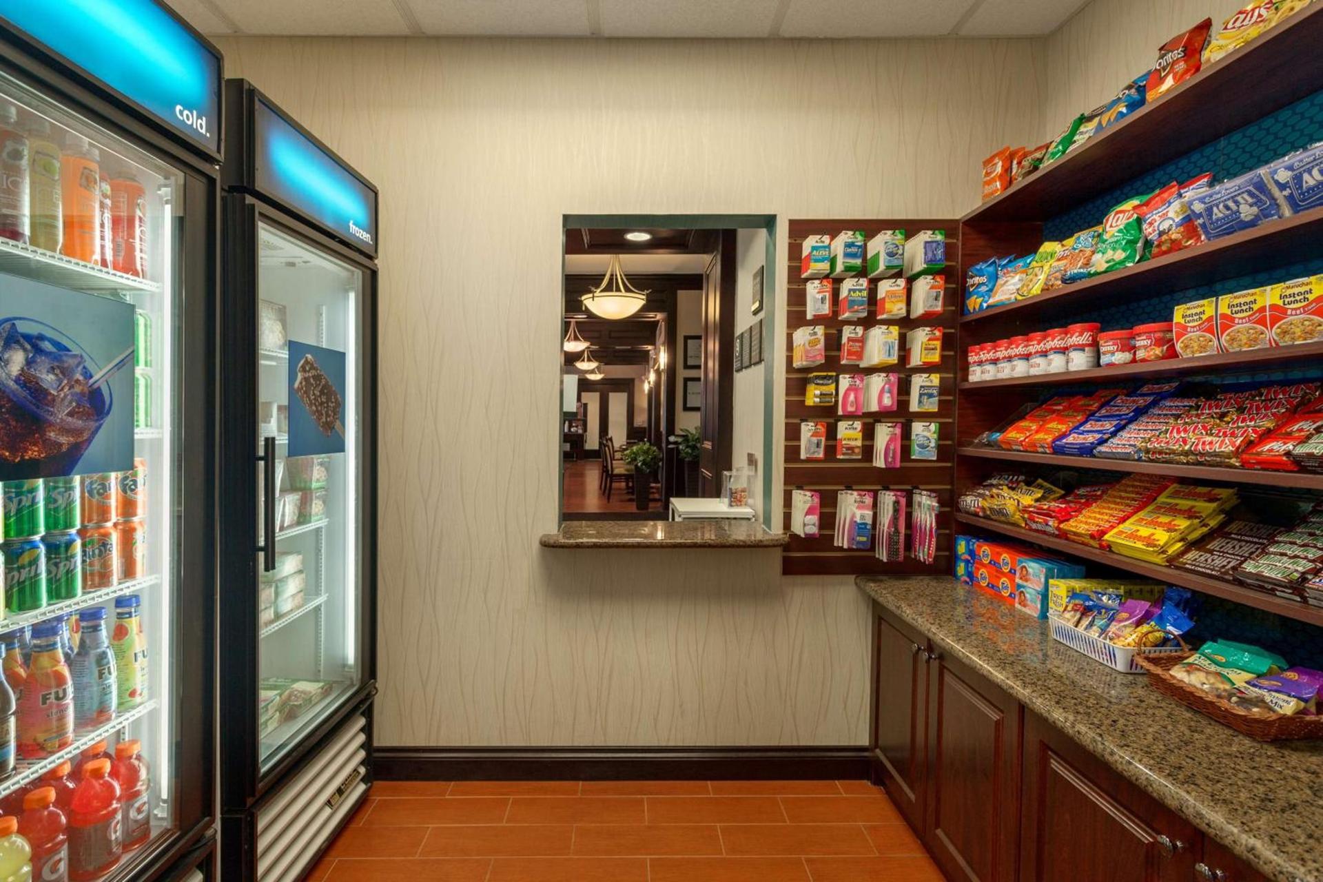 Hampton Inn Detroit Roseville photo 9