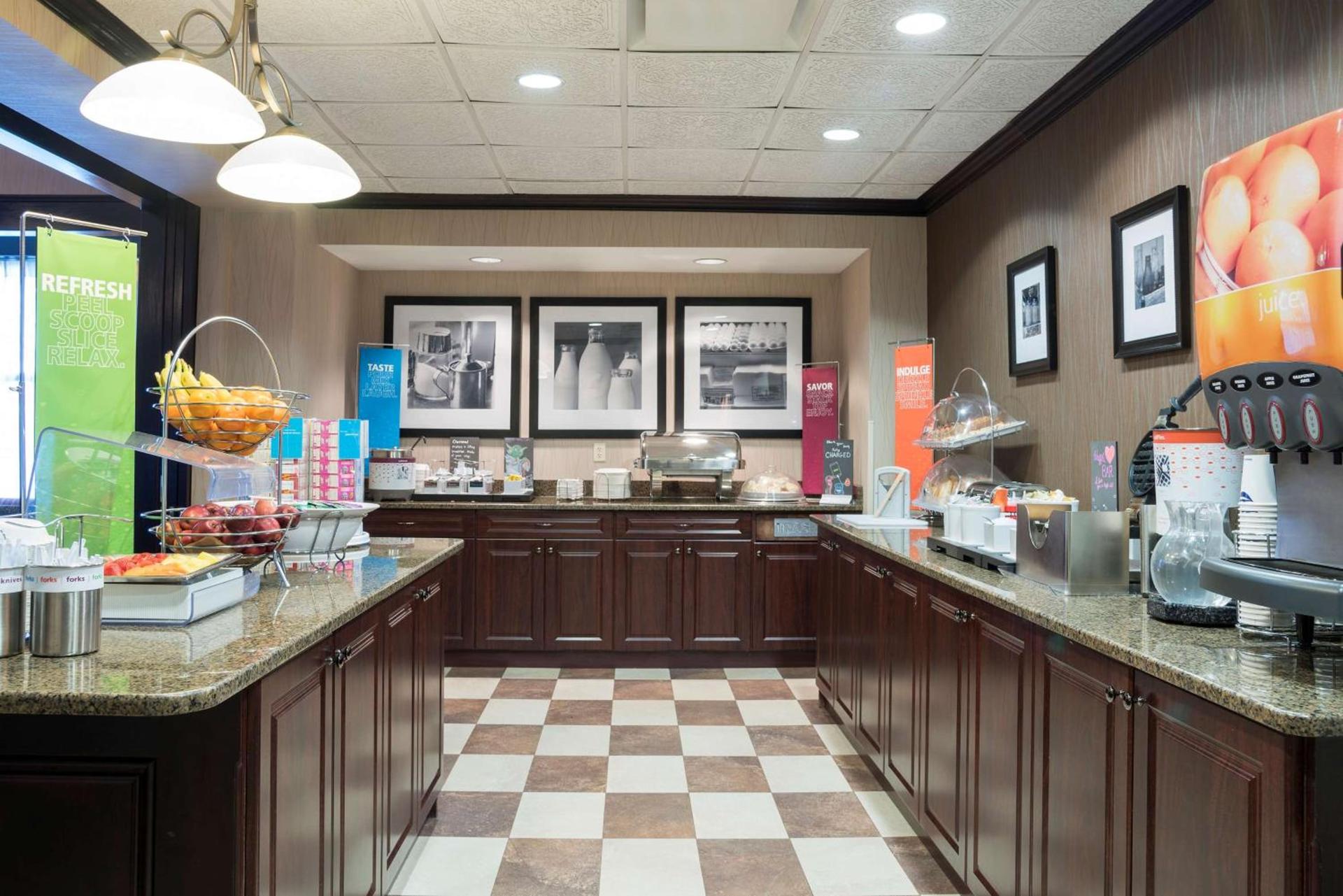 Hampton Inn Detroit Roseville photo 10