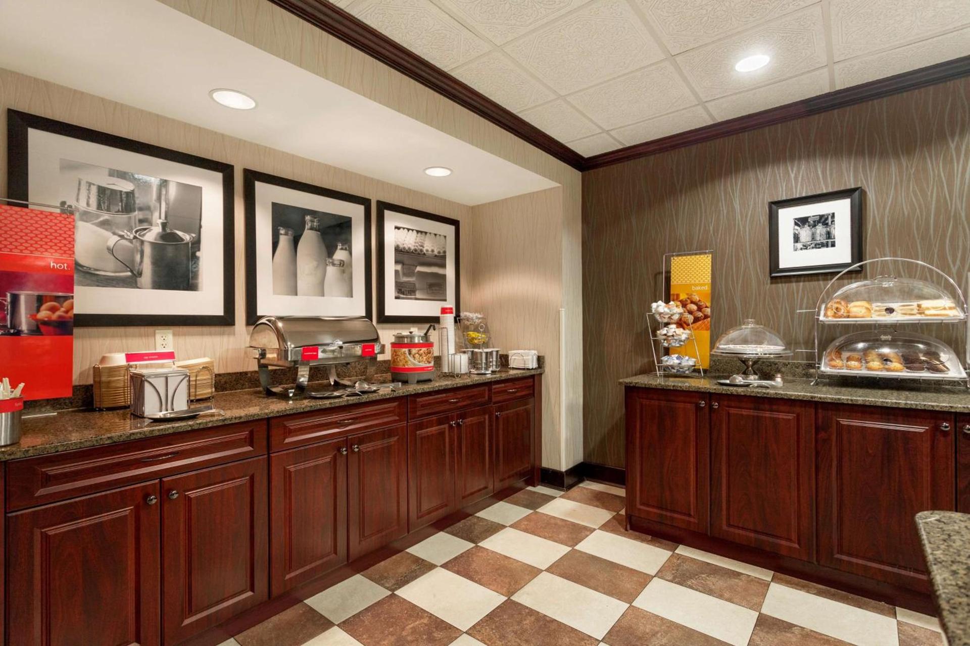 Hampton Inn Detroit Roseville photo 11