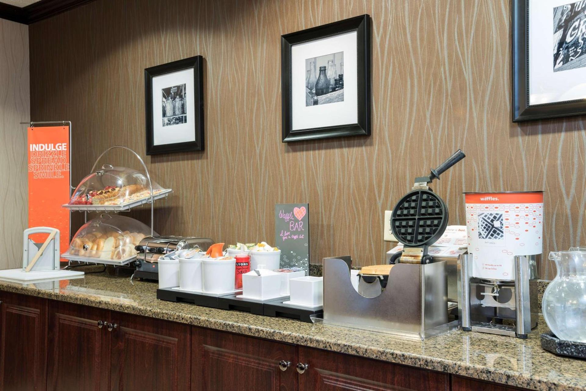 Hampton Inn Detroit Roseville photo 12